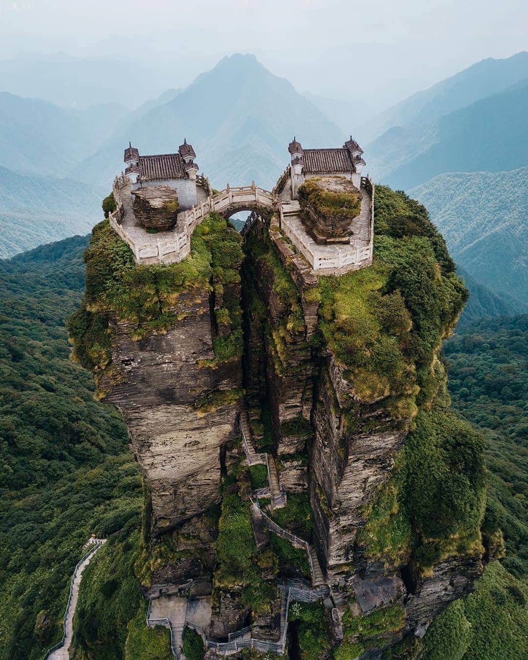 BEAUTIFUL DESTINATIONSさんのインスタグラム写真 - (BEAUTIFUL DESTINATIONSInstagram)「@heykelseyj spent 2 days to reach this temple, ontop of a mountain in Guizhou, China🇨🇳. And she says it's totally worth it! Crazy to think someone looked up at this rock pillar and said “let’s build a temple on it”! Tag a friend who would love to travel🚂🚌🚕 here with you! (📷: @heykelseyj 📍: Guizhou, China)」12月10日 22時30分 - beautifuldestinations