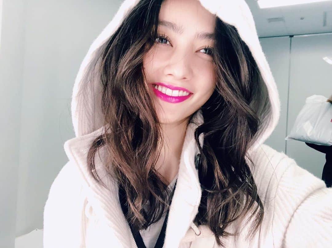 のインスタグラム：「今日はまつげのメイクがいつも以上にいい感じにできて嬉しくってテンション高めな仕事終わりでした😍🤣💕💕 今日はランコムのマスカラを使いました！ とっても可愛い白のコートじつはロングコートなのです🤤 今日も1日お疲れ様でした❤️❤️」
