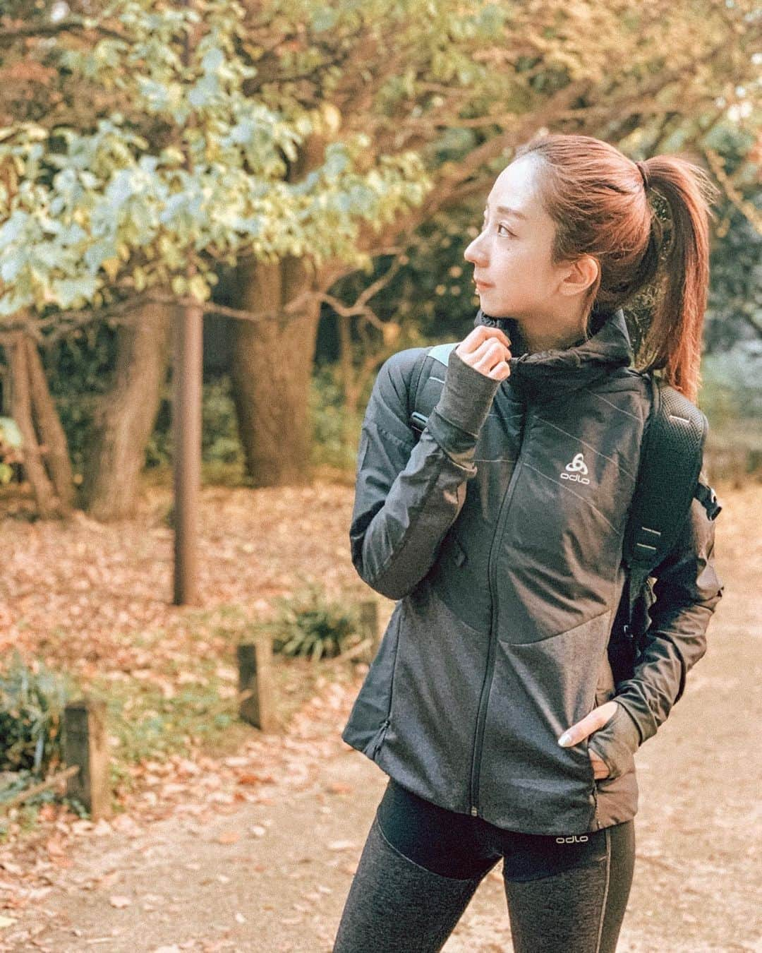 神林真里さんのインスタグラム写真 - (神林真里Instagram)「@odlo_japan 🏃‍♀️ × 🍁﻿ ﻿ オドロの秋冬のウエアは寒い日も大丈夫👍👍﻿ ヤクウォームテクノロジー搭載の保温性を高めた新機能フーディー&タイツは、軽くて動きやすくて着心地抜群なのに冷えないよ🔥🔥﻿ リュックも使いやすくてお気に入りで愛用してる✌️✌️﻿ ﻿ ﻿ キックボクシング帰りでメイク全部取れたからぜったい顔写さないでって言ったのに、しっかり写してくれたあんなちゃんなのでした👩🏻📷﻿ ﻿ ﻿ ﻿ ﻿ ﻿ ﻿ ﻿ ﻿ ﻿ ﻿ ﻿ ﻿ ﻿ ﻿ ﻿ ﻿ #odlo #odlo_japan #オドロ #fitness #fitnessgirl #running #training #outdoor  #sports #sportswear #pr #maripo_fitness #スポーツウエア #フィットネス #フィットネスウエア #ジムコーデ #フィットネス女子 #防寒対策 #紅葉 #アウトドアファッション #自然が好き」12月10日 22時41分 - maripo_jp