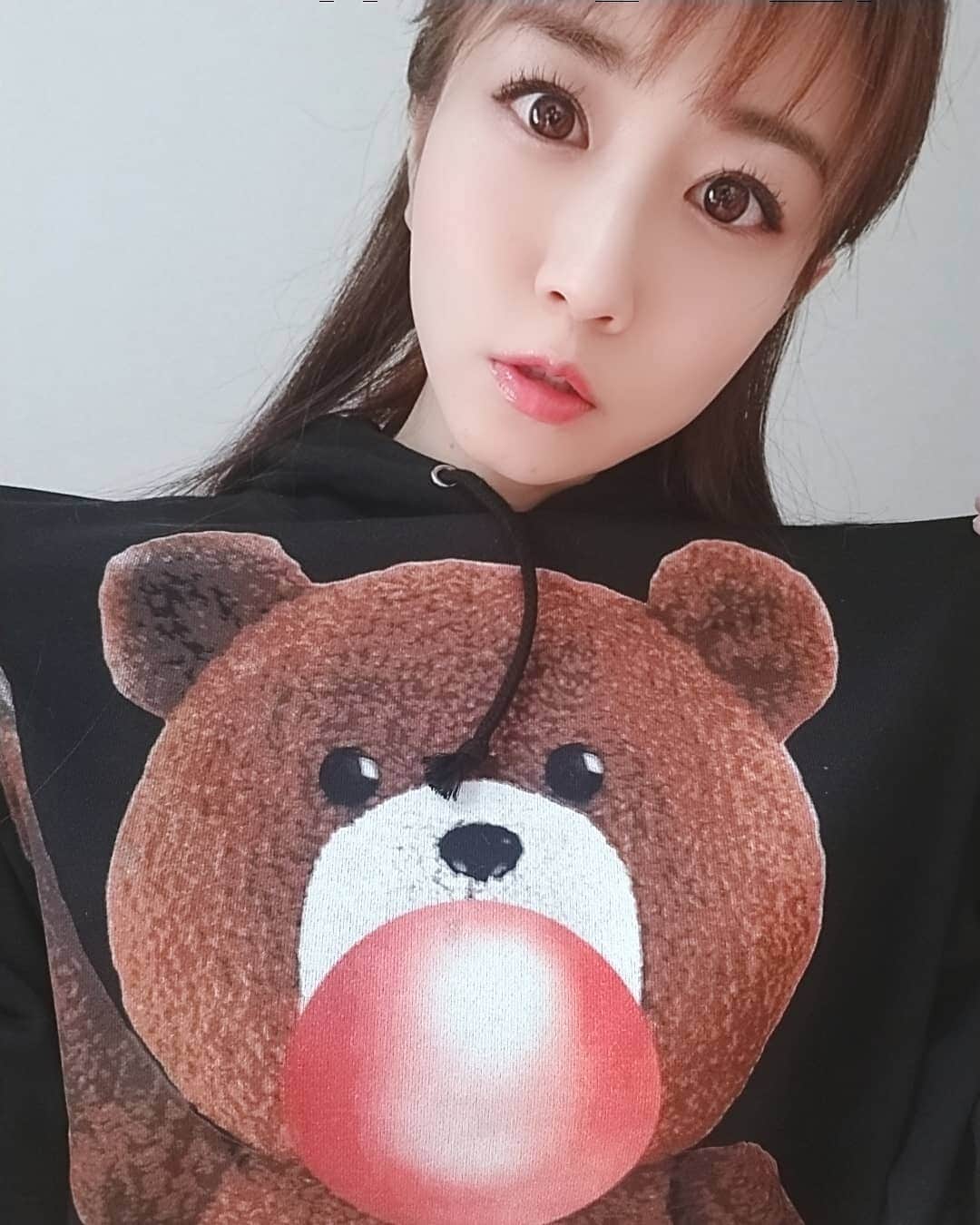 のインスタグラム：「#迷走神経反射﻿ #神経調節性失神﻿ ってご存知ですか？﻿ ﻿ 私は冬になると特になりやすくなります。﻿ なぜだか電車の中🚃💨﻿ ﻿ 低血圧になって気持ちが悪くなりフラフラしてしまうんです。﻿ 失神してしまうこともあるので気を付けないといけない症状。﻿ 学校の朝礼でずーっと立っていて気持ち悪くなるのもこの症状なんです。﻿ ﻿ ﻿ 前兆として、、、﻿ 気分が悪くなる﻿ ﻿ 吐き気がする﻿ ﻿ あくびが出る﻿ ﻿ 急に眠くなる﻿ ﻿ 視野が少しずつぼやけていく﻿ ﻿ これが酷くなると失神してしまうのでお気をつけください。﻿ ﻿ ﻿ 私は、中学くらいからこの症状があるのでおかしいな？と思ったら、、、﻿ ※深呼吸をする﻿ ※一度電車の外に出る﻿ ※できれば横になる﻿ ※水分をとる﻿ ※塩分、糖分を摂取する﻿ ※拳を思い切り握る﻿ ﻿ 5年ほど前に車内で失神してしまい救急車を呼んで頂いた事があります。﻿ 意識がまったくなく、気がついたら病院のベッドでした。﻿ 同じ電車に乗っていた方が蘇生をしてくださったみたいで本当に本当に感謝です。﻿ ﻿ ﻿ 私が長年この症状と付き合ってきて思うのは冬になりやすいということ。﻿ どうかみなさまお気をつけくださいね。﻿ 少しでもおかしいなって思ったら一度作業を辞めたり、電車や車から降りたりしてくださいね。﻿ 私も身を引き締めて油断せずこの冬を乗りきりたいと思います。﻿ 持って生まれた物は変えられません。﻿ 上手くこれからも付き合っていきます☺️﻿ ﻿ みなさまが笑顔で冬を過ごせますように😃﻿ ﻿ ﻿ ﻿ ﻿ ﻿ ﻿ ﻿ ﻿ クマちゃんの可愛いパーカーは﻿ @rarete2015 さんです❤️﻿ ﻿ ﻿ ﻿ #自律神経の乱れ#ワゴトニー#脳貧血#自律神経失調症#自律神経」