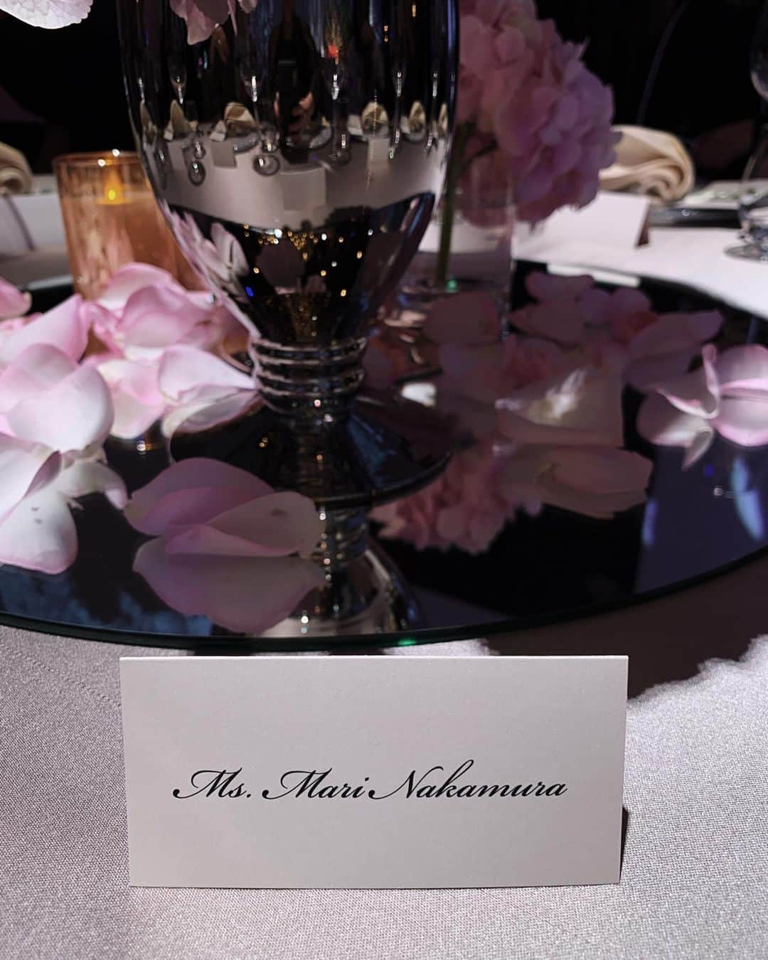 中村真里さんのインスタグラム写真 - (中村真里Instagram)「.﻿ 先日、ご縁があり﻿ マンダリンオリエンタル東京さん﻿ @motyo_wedding のブライダルメニューの﻿ ランチ会に参加してきました☺️﻿ ﻿ 各テーブルごとにコンセプトがあり﻿ お花やテーブルの装飾も豪華！﻿ 360℃に映し出されるプロジェクターも﻿ 凄い、圧巻でした👏﻿ ﻿ とにかく全てが美味しくて、﻿ 視覚的にも楽しめて魅力がぎゅっと﻿ 詰まった素敵な時間でした☻﻿ ﻿ ありがとうございました〜😌🙏﻿ ﻿ #mandarinorientaltokyo#MOtokyo #マンダリンオリエンタル東京」12月10日 22時52分 - _marinakamura_