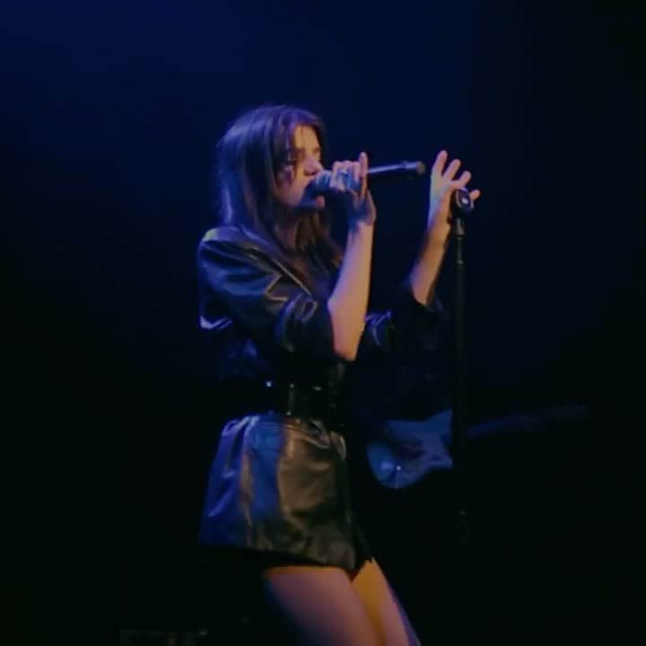 ソニア・ベン・アンマーのインスタグラム：「Played my first show ever last week in LA with family & friends!! So damn grateful. See you tonight London 🤩」