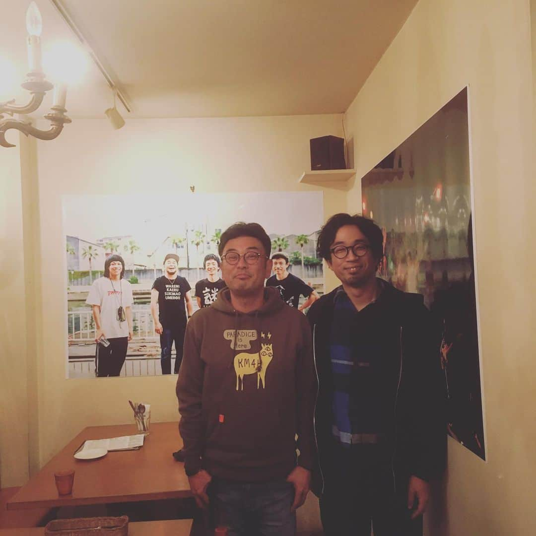 中島ヒロトさんのインスタグラム写真 - (中島ヒロトInstagram)「リョーと。  楽しかった。リョー嫁のモモイちゃんも来てくれて、ハッピーディナー。2人はHFMFの立ち上げメンバーで、ホントに信頼出来る仲間。俺の番組の“野外フェス風写真”（笑）は、リョーに撮ってもらいました。写真展、土曜日まで。ハルさんの笑顔は、元気もらえる。 リョー、モモイちゃん、いつもありがとう！  #photoby河上良  #hfmf #ザピーズ #ボンソワショクドウ  #workdaysbecameplaydays  ピーズ DVD「32周年ワンマン　1人ピーズin上野水上公園音楽堂」とCD「Summer Sessions2019」の発売を記念して行われ好評だった東京の写真展に続き、たまロカpresents「ピーズ写真展2019 in 大阪」をボンソワショクドウ（Bonsowa ShiyokuD）にて、12/2~14まで開催。 ピーズ DVD「32周年ワンマン　1人ピーズin上野水上公園音楽堂」＆　CD「Summer Sessions2019」発売記念イベント たまロカpresents「ピーズ写真展2019 in 大阪」 内容： 河上良（ピーズin新世界FESTIVAL2019）と新保勇樹（32周年ワンマン1人ピーズ）による写真展。 ピーズDVD「32周年ワンマン1人ピーズin上野水上公園音楽堂」、CD「Summer Sessions2019」やグッズの販売。 会場：ボンソワショクドウ(Bonsowa Shiyoku) 会期：12月2日(月)～12月14日(土)まで (平日18時〜23時/土日12時〜23時) 料金：無料 (カフェレストラン内ですのでワンオーダーお願いします) 住所：大阪府大阪市西区靱本町１-１７-１５ ■駅からのアクセス 大阪メトロ四つ橋線 ／ 本町駅 徒歩7分（560m） 大阪メトロ御堂筋線 ／ 肥後橋駅 徒歩10分（800m） 大阪メトロ中央線 ／ 阿波座駅 徒歩13分（990m）」12月10日 22時54分 - djhirotonakajima