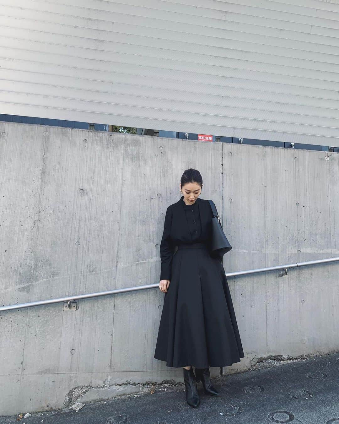 中村真里さんのインスタグラム写真 - (中村真里Instagram)「.﻿ 久々にALL BLACK🥺﻿ ﻿ 贅沢な分量のフレアキュロット！﻿ 次の新作で発売します😌🙏🏼﻿ ﻿ フレアシルエットで、可愛くなり過ぎるのは﻿ 嫌だったのでよくメンズの服に使用される﻿ ハリ感のある生地で。﻿ ﻿ ウールポリエステルの糸をかなり高密度に﻿ 打ち込んだウールギャバ素材に撥水加工を﻿ 施した生地です。ならではの、このハリ感。﻿ ﻿ ブラウスは逆にすごく滑らかなウールブレンドの﻿ 生地で、とても肌に優しいタッチです☺️﻿ ﻿ Front turn over SH  12/18-﻿ Volume flare culotte 12/18-﻿ ﻿ #RIMARK#RIMARK_staffsnap﻿ #RIMARK_FrontturnoverSH﻿ #RIMARK_Volumeflareculotte ﻿」12月10日 22時56分 - _marinakamura_