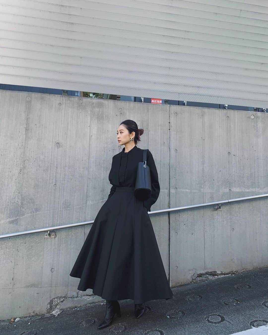 中村真里さんのインスタグラム写真 - (中村真里Instagram)「.﻿ 久々にALL BLACK🥺﻿ ﻿ 贅沢な分量のフレアキュロット！﻿ 次の新作で発売します😌🙏🏼﻿ ﻿ フレアシルエットで、可愛くなり過ぎるのは﻿ 嫌だったのでよくメンズの服に使用される﻿ ハリ感のある生地で。﻿ ﻿ ウールポリエステルの糸をかなり高密度に﻿ 打ち込んだウールギャバ素材に撥水加工を﻿ 施した生地です。ならではの、このハリ感。﻿ ﻿ ブラウスは逆にすごく滑らかなウールブレンドの﻿ 生地で、とても肌に優しいタッチです☺️﻿ ﻿ Front turn over SH  12/18-﻿ Volume flare culotte 12/18-﻿ ﻿ #RIMARK#RIMARK_staffsnap﻿ #RIMARK_FrontturnoverSH﻿ #RIMARK_Volumeflareculotte ﻿」12月10日 22時56分 - _marinakamura_