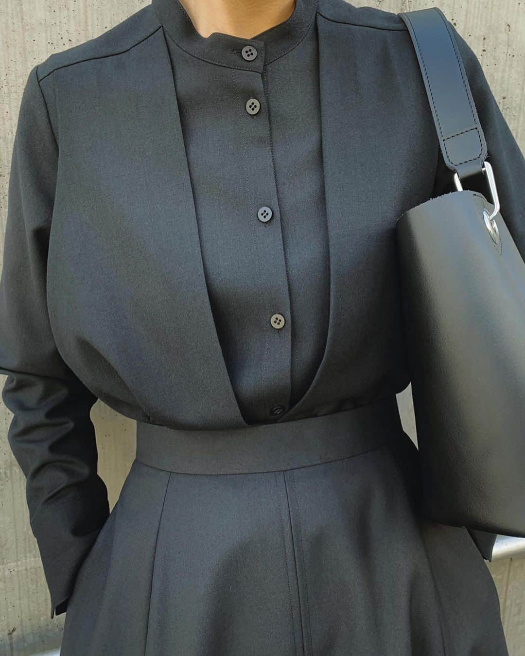 中村真里さんのインスタグラム写真 - (中村真里Instagram)「.﻿ 久々にALL BLACK🥺﻿ ﻿ 贅沢な分量のフレアキュロット！﻿ 次の新作で発売します😌🙏🏼﻿ ﻿ フレアシルエットで、可愛くなり過ぎるのは﻿ 嫌だったのでよくメンズの服に使用される﻿ ハリ感のある生地で。﻿ ﻿ ウールポリエステルの糸をかなり高密度に﻿ 打ち込んだウールギャバ素材に撥水加工を﻿ 施した生地です。ならではの、このハリ感。﻿ ﻿ ブラウスは逆にすごく滑らかなウールブレンドの﻿ 生地で、とても肌に優しいタッチです☺️﻿ ﻿ Front turn over SH  12/18-﻿ Volume flare culotte 12/18-﻿ ﻿ #RIMARK#RIMARK_staffsnap﻿ #RIMARK_FrontturnoverSH﻿ #RIMARK_Volumeflareculotte ﻿」12月10日 22時56分 - _marinakamura_