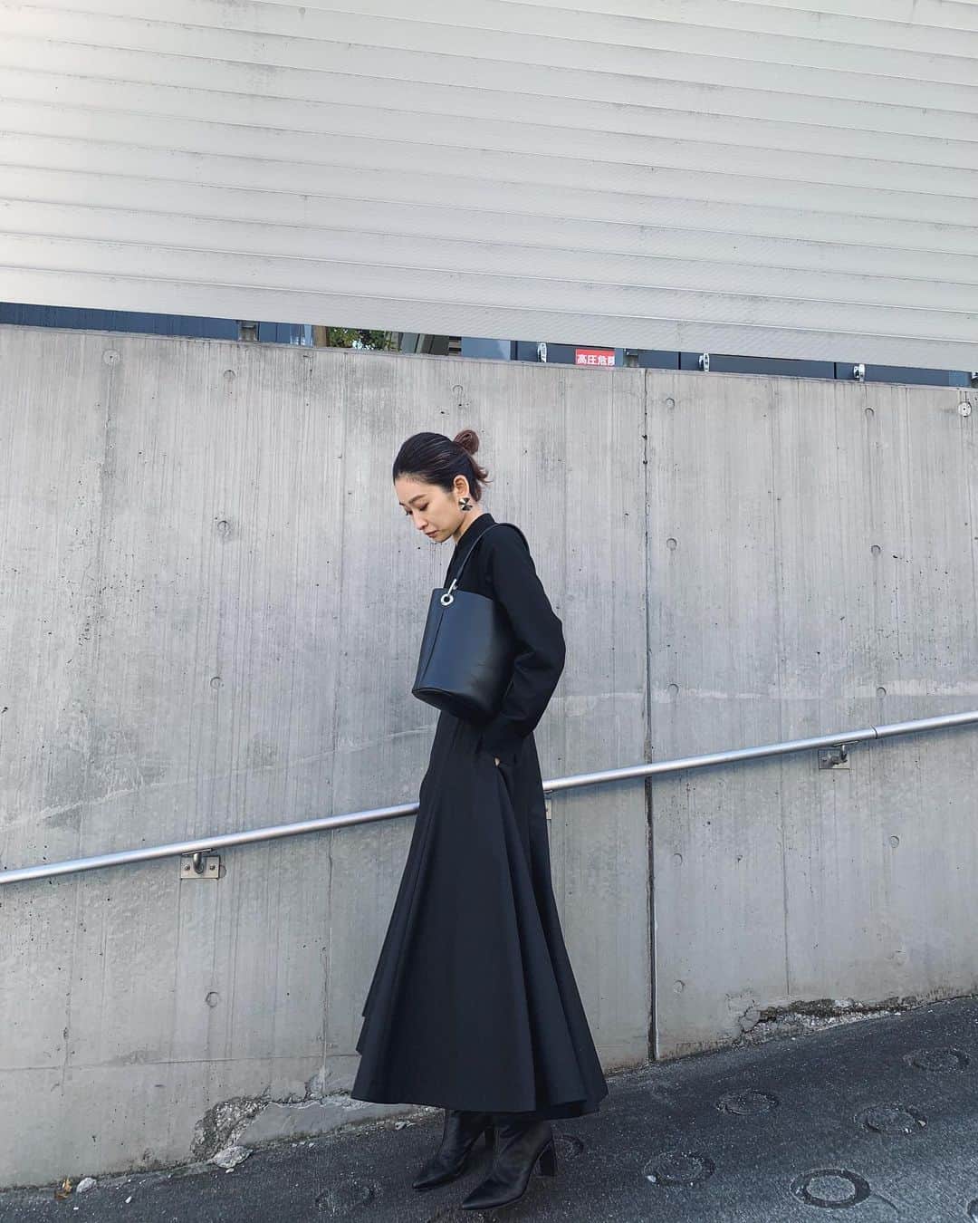 中村真里さんのインスタグラム写真 - (中村真里Instagram)「.﻿ 久々にALL BLACK🥺﻿ ﻿ 贅沢な分量のフレアキュロット！﻿ 次の新作で発売します😌🙏🏼﻿ ﻿ フレアシルエットで、可愛くなり過ぎるのは﻿ 嫌だったのでよくメンズの服に使用される﻿ ハリ感のある生地で。﻿ ﻿ ウールポリエステルの糸をかなり高密度に﻿ 打ち込んだウールギャバ素材に撥水加工を﻿ 施した生地です。ならではの、このハリ感。﻿ ﻿ ブラウスは逆にすごく滑らかなウールブレンドの﻿ 生地で、とても肌に優しいタッチです☺️﻿ ﻿ Front turn over SH  12/18-﻿ Volume flare culotte 12/18-﻿ ﻿ #RIMARK#RIMARK_staffsnap﻿ #RIMARK_FrontturnoverSH﻿ #RIMARK_Volumeflareculotte ﻿」12月10日 22時56分 - _marinakamura_