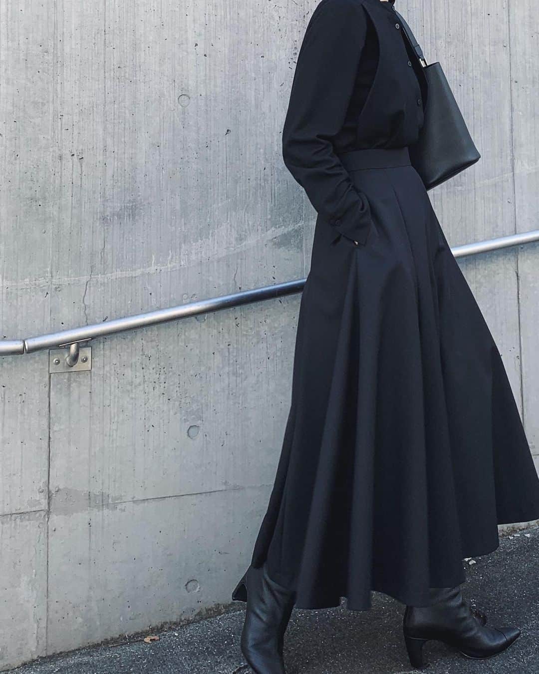 中村真里さんのインスタグラム写真 - (中村真里Instagram)「.﻿ 久々にALL BLACK🥺﻿ ﻿ 贅沢な分量のフレアキュロット！﻿ 次の新作で発売します😌🙏🏼﻿ ﻿ フレアシルエットで、可愛くなり過ぎるのは﻿ 嫌だったのでよくメンズの服に使用される﻿ ハリ感のある生地で。﻿ ﻿ ウールポリエステルの糸をかなり高密度に﻿ 打ち込んだウールギャバ素材に撥水加工を﻿ 施した生地です。ならではの、このハリ感。﻿ ﻿ ブラウスは逆にすごく滑らかなウールブレンドの﻿ 生地で、とても肌に優しいタッチです☺️﻿ ﻿ Front turn over SH  12/18-﻿ Volume flare culotte 12/18-﻿ ﻿ #RIMARK#RIMARK_staffsnap﻿ #RIMARK_FrontturnoverSH﻿ #RIMARK_Volumeflareculotte ﻿」12月10日 22時56分 - _marinakamura_