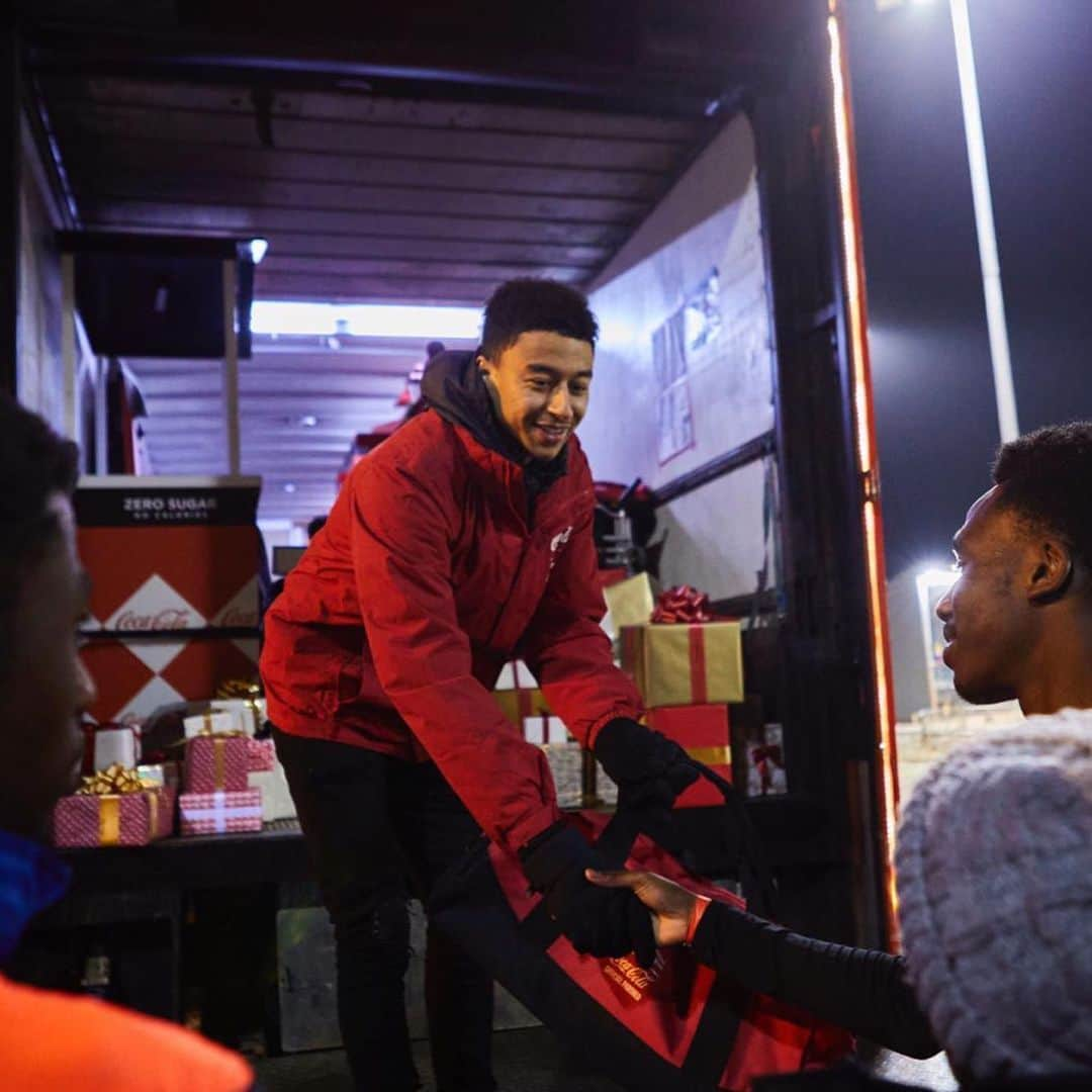 ジェシー・リンガードさんのインスタグラム写真 - (ジェシー・リンガードInstagram)「Last night I got to go in the Coca-Cola Christmas Truck! Thanks @CocaColaEU for making it possible, but more importantly thanks for giving me the chance to surprise these @streetgamesuk players and be a part of such a great project. Looking forward to seeing some of you in the @PremierLeague in the next few years! #WhereEveryonePlays #Ad」12月10日 22時56分 - jesselingard