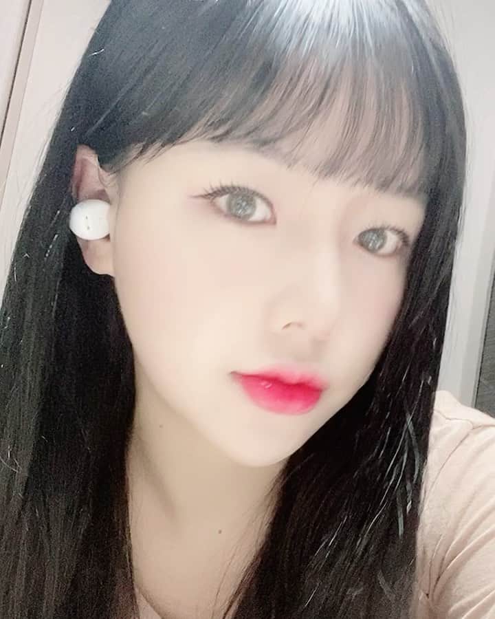 hyeriのインスタグラム：「운전하는나한테 꼬옥 필요한 블루투스 이어폰!! 마카롱버즈 블루투스 이어폰 겟😘 가성비 너무 성능이좋다  색상은4가진데 난 무난한 화이트!!! 넘나이쁜것❤️ @theziller_  #블루투스이어폰#무선이어폰#가성비블루투스이어폰#마카롱버즈#커플템#커플아이템#여자친구선물#남자친구선물#」