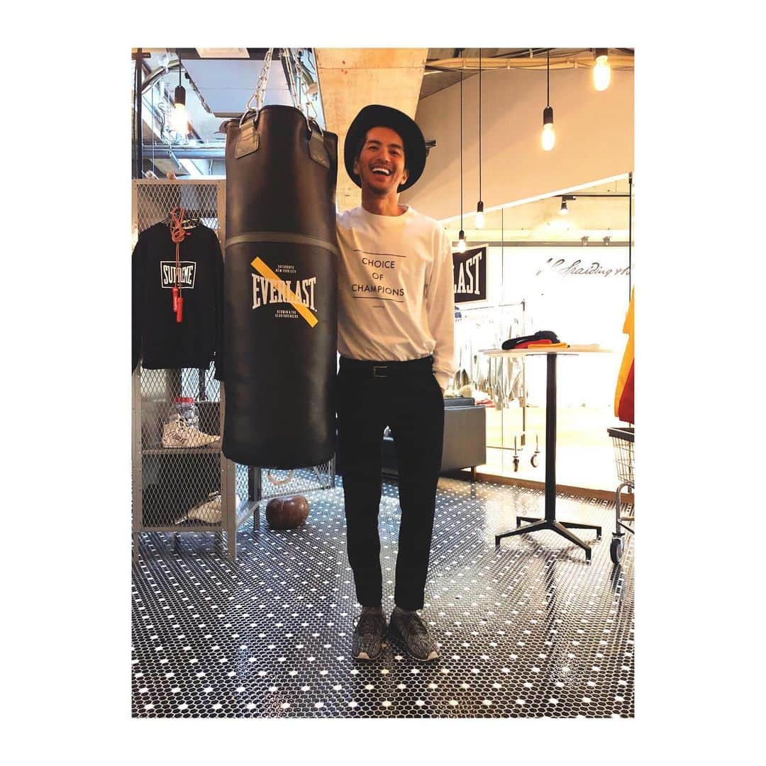 幸太さんのインスタグラム写真 - (幸太Instagram)「exhibition for #everlast_collection  エバーラストの展示会に行ったら 兄さんたちイッパイ😊  縁だよねぇー…  来年の春夏も、シンプルだけど漢臭い感じで楽しみです👍🏿 Thanks for @spinlab_inc  #fashion #everlast #exhibition #boxing #nyc #tokyo #model #surfer #streetfashion  #エバーラストコレクション #ボクシング #ファッション #モデル #ストリートファッション #大人ストリートコーデ #パイセンたち #I社じょないですが #なにか ？（笑） #いつも仲良くしてもらってます #有難う御座います」12月10日 23時02分 - kotawave