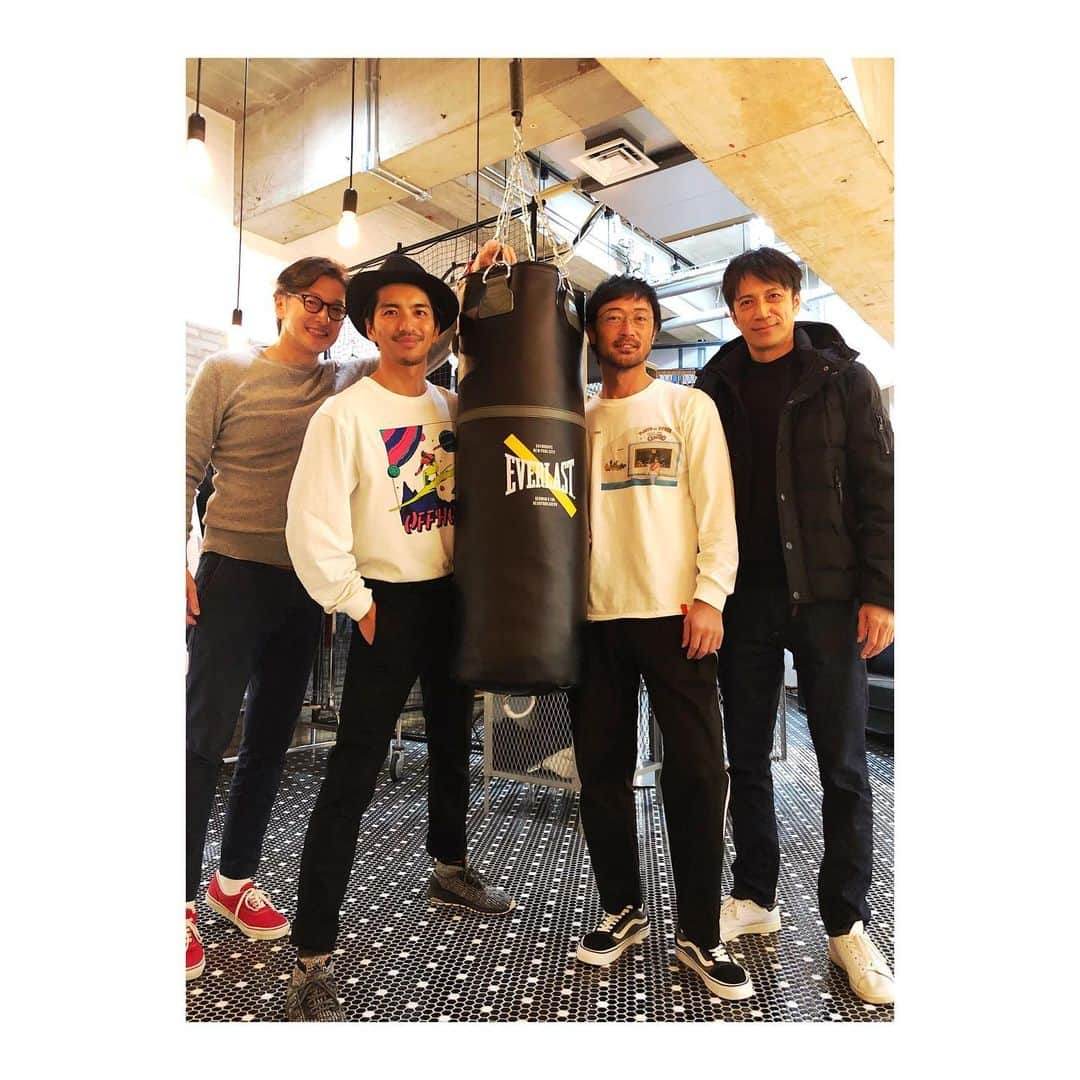 幸太さんのインスタグラム写真 - (幸太Instagram)「exhibition for #everlast_collection  エバーラストの展示会に行ったら 兄さんたちイッパイ😊  縁だよねぇー…  来年の春夏も、シンプルだけど漢臭い感じで楽しみです👍🏿 Thanks for @spinlab_inc  #fashion #everlast #exhibition #boxing #nyc #tokyo #model #surfer #streetfashion  #エバーラストコレクション #ボクシング #ファッション #モデル #ストリートファッション #大人ストリートコーデ #パイセンたち #I社じょないですが #なにか ？（笑） #いつも仲良くしてもらってます #有難う御座います」12月10日 23時02分 - kotawave