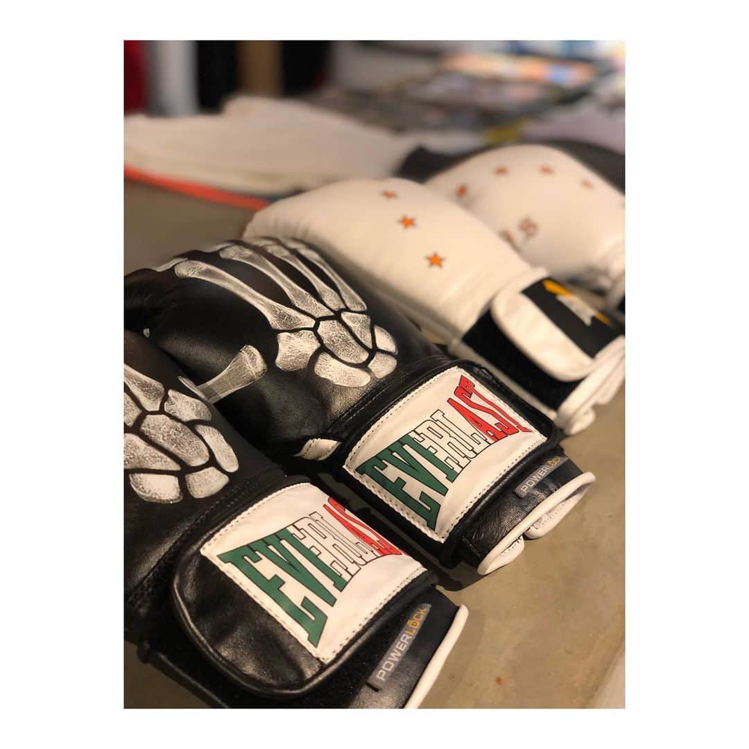 幸太さんのインスタグラム写真 - (幸太Instagram)「exhibition for #everlast_collection  エバーラストの展示会に行ったら 兄さんたちイッパイ😊  縁だよねぇー…  来年の春夏も、シンプルだけど漢臭い感じで楽しみです👍🏿 Thanks for @spinlab_inc  #fashion #everlast #exhibition #boxing #nyc #tokyo #model #surfer #streetfashion  #エバーラストコレクション #ボクシング #ファッション #モデル #ストリートファッション #大人ストリートコーデ #パイセンたち #I社じょないですが #なにか ？（笑） #いつも仲良くしてもらってます #有難う御座います」12月10日 23時02分 - kotawave