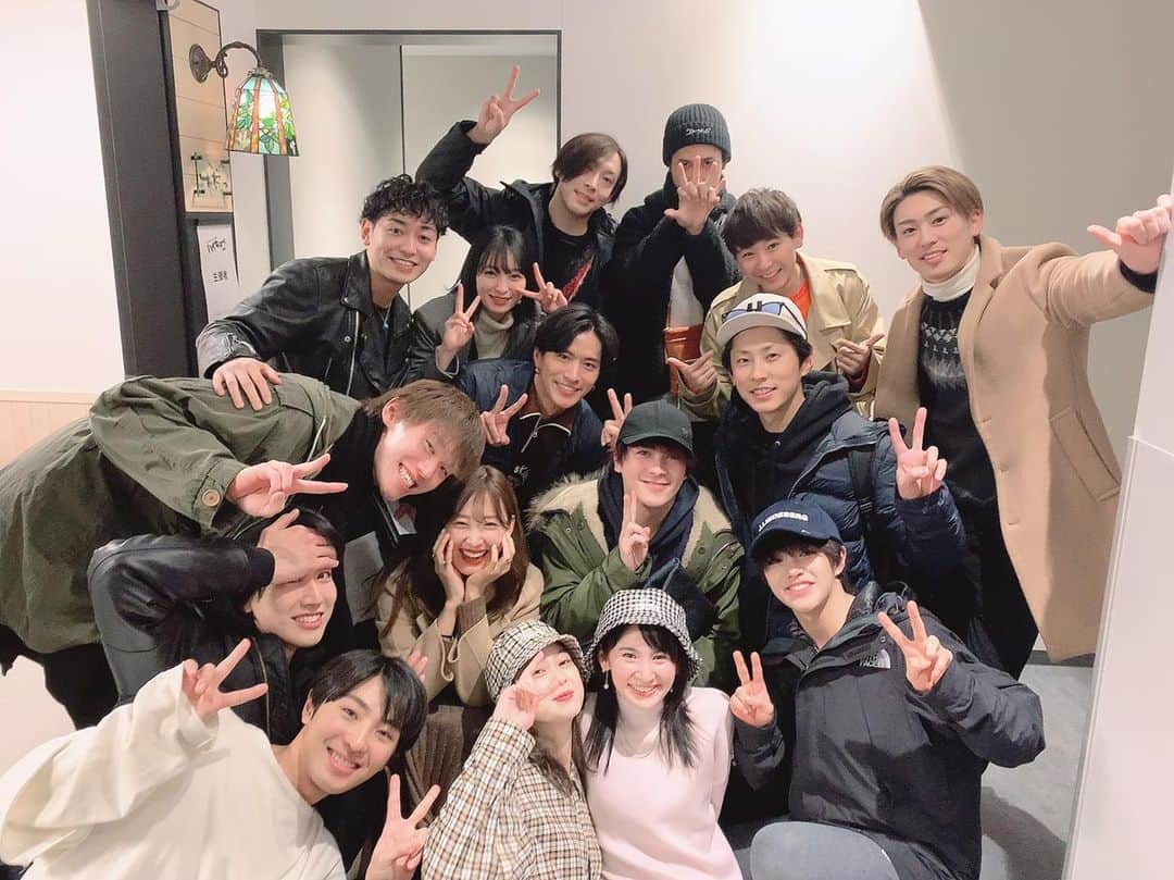 冨森ジャスティンのインスタグラム：「そして昨日は旧烏野メンバー数人でハイキュー観てきました！ 知ってる人も初めての人もみんな頑張ってて、すごく感動しました！ 本当に面白かった！ ちゃんと繋がってた！ ありがとう😊 #演劇ハイキュー」