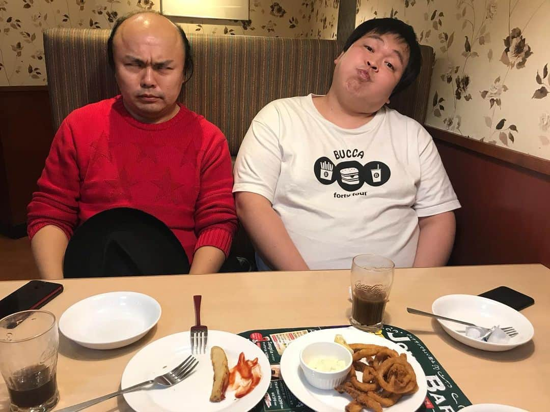 クロちゃんさんのインスタグラム写真 - (クロちゃんInstagram)「誕生日会がしたいって言ってくるので、ファミレス連れてきたら、たくさん頼んでたくさん食べてお会計はお願いしますって、こいつらなんなのぉー(；ω；) そういえば、ファミレスきて祝ってもらってねーしん！！ #菊地　#藤原　#これはお祝いとは言わない」12月10日 23時12分 - kurochandesuwawa