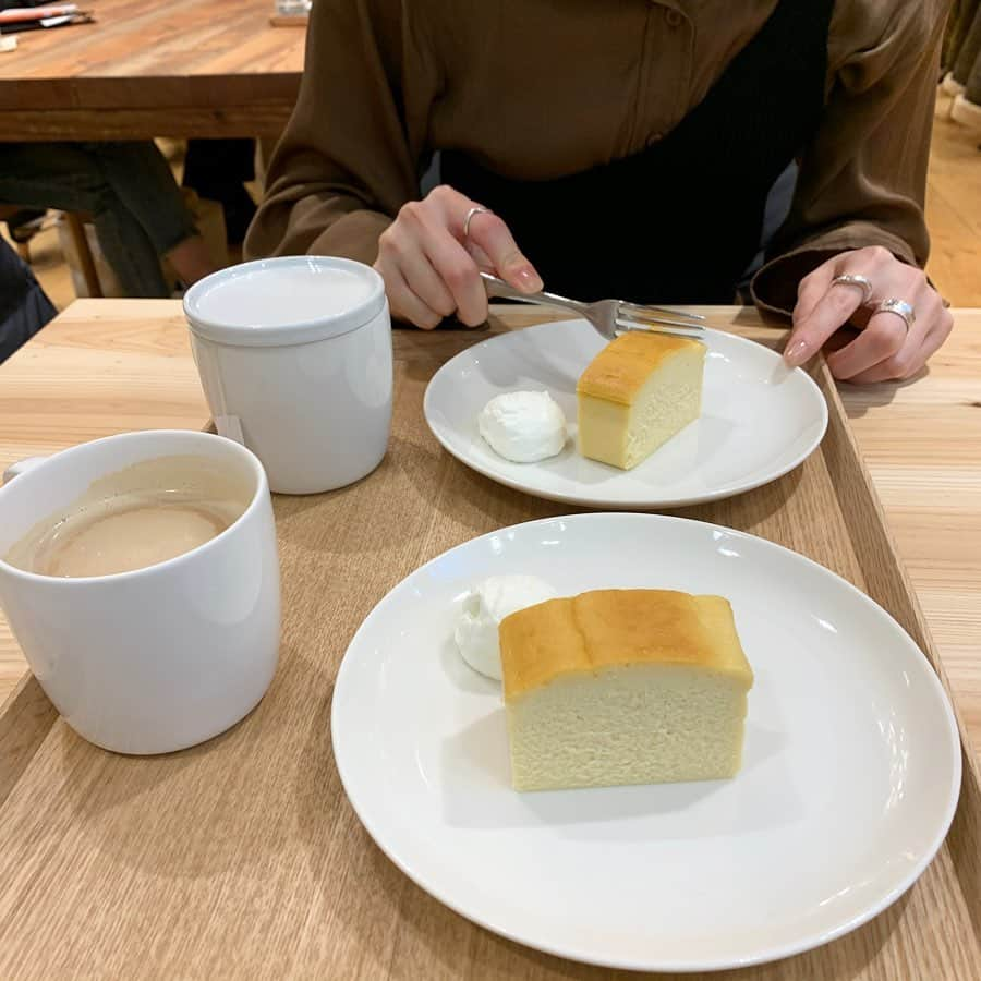 りょうくんグルメさんのインスタグラム写真 - (りょうくんグルメInstagram)「【新宿　cafe&mealMUJI】 極厚チーズケーキ！！！ ㅤㅤㅤㅤㅤㅤㅤㅤㅤㅤㅤㅤㅤ 🏠#新宿　#cafemuji 🚶‍♂️新宿駅徒歩4分 📖チーズケーキ(¥450)×2 紅茶(¥280)→ドリンクセット(¥200) チャイ(¥400)  めちゃくちゃずっしりしっとり濃厚。 かたい！ぶあつい！これ求めてたやつ！ しっとり感も最高〜 フォーク入れるとずしっとなるかたさ ホイップがしっかり甘くて軽いのにおいしい！ ㅤㅤㅤㅤㅤㅤㅤㅤㅤㅤㅤㅤㅤ  席数多くて店内かなり広い。 おしゃべりしやすい！ お一人様でも行きやすいし、無印の雰囲気で作られてるからめっちゃオシャレ！  ご飯もスイーツもある！ 選べる4品デリセットが1000円だしほんとに美味しそう！ 年齢問わず女性一人で来れるからまじでオススメ！ ㅤㅤㅤㅤㅤㅤㅤㅤㅤㅤㅤㅤㅤ 宇治抹茶のケーキもあって美味しそう。 (サイズ感は小さそう)  コーヒーとかのドリンクも値段安くて全体的にコスパいい。 普通にスタバとか行くならここで休憩する方いいよ！  スイーツ単品で注文してる人もいたからドリンクなしでもいいなんてリーズナブル〜  ご飯とスイーツ両方食べてる人も多かった！  前後に無印で買い物できるのも最高〜 男性客も1、2割くらいいたけど清潔感ある感じの人たち〜  ここ超好き！ 一緒にいた友達もここのお店りょうくんっぽい〜って言ってた！ ゆっくり読書してる人もいた  チーズケーキも食べ終わったあとほんとうまかったーって何回も言うほど！ 超超超オススメ！  ピカデリーのところにあるよ〜 レシート見て気づいたけど、コーヒー紅茶黒豆茶、ルイボスティーはスイーツとセットなら200円になるみたい！ プリンもすごく人気だよ〜  ㅤㅤㅤㅤㅤㅤㅤㅤㅤㅤㅤㅤㅤ 追記 チーズケーキの形が普通の三角の日もあるみたい。 ⠀ 住所 東京都新宿区新宿3-15-15 新宿ピカデリー B1  営業時間11:00〜21:00  130席」12月10日 23時15分 - uryo1113