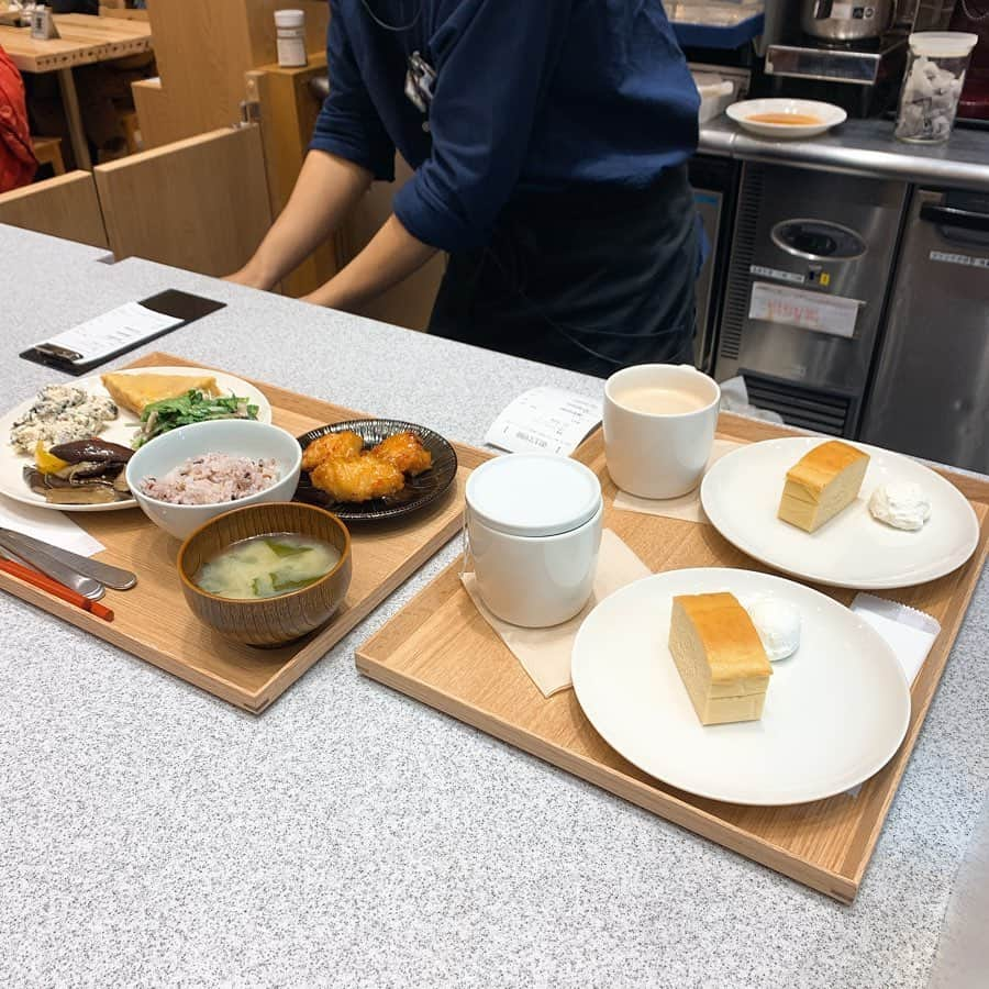 りょうくんグルメさんのインスタグラム写真 - (りょうくんグルメInstagram)「【新宿　cafe&mealMUJI】 極厚チーズケーキ！！！ ㅤㅤㅤㅤㅤㅤㅤㅤㅤㅤㅤㅤㅤ 🏠#新宿　#cafemuji 🚶‍♂️新宿駅徒歩4分 📖チーズケーキ(¥450)×2 紅茶(¥280)→ドリンクセット(¥200) チャイ(¥400)  めちゃくちゃずっしりしっとり濃厚。 かたい！ぶあつい！これ求めてたやつ！ しっとり感も最高〜 フォーク入れるとずしっとなるかたさ ホイップがしっかり甘くて軽いのにおいしい！ ㅤㅤㅤㅤㅤㅤㅤㅤㅤㅤㅤㅤㅤ  席数多くて店内かなり広い。 おしゃべりしやすい！ お一人様でも行きやすいし、無印の雰囲気で作られてるからめっちゃオシャレ！  ご飯もスイーツもある！ 選べる4品デリセットが1000円だしほんとに美味しそう！ 年齢問わず女性一人で来れるからまじでオススメ！ ㅤㅤㅤㅤㅤㅤㅤㅤㅤㅤㅤㅤㅤ 宇治抹茶のケーキもあって美味しそう。 (サイズ感は小さそう)  コーヒーとかのドリンクも値段安くて全体的にコスパいい。 普通にスタバとか行くならここで休憩する方いいよ！  スイーツ単品で注文してる人もいたからドリンクなしでもいいなんてリーズナブル〜  ご飯とスイーツ両方食べてる人も多かった！  前後に無印で買い物できるのも最高〜 男性客も1、2割くらいいたけど清潔感ある感じの人たち〜  ここ超好き！ 一緒にいた友達もここのお店りょうくんっぽい〜って言ってた！ ゆっくり読書してる人もいた  チーズケーキも食べ終わったあとほんとうまかったーって何回も言うほど！ 超超超オススメ！  ピカデリーのところにあるよ〜 レシート見て気づいたけど、コーヒー紅茶黒豆茶、ルイボスティーはスイーツとセットなら200円になるみたい！ プリンもすごく人気だよ〜  ㅤㅤㅤㅤㅤㅤㅤㅤㅤㅤㅤㅤㅤ 追記 チーズケーキの形が普通の三角の日もあるみたい。 ⠀ 住所 東京都新宿区新宿3-15-15 新宿ピカデリー B1  営業時間11:00〜21:00  130席」12月10日 23時15分 - uryo1113