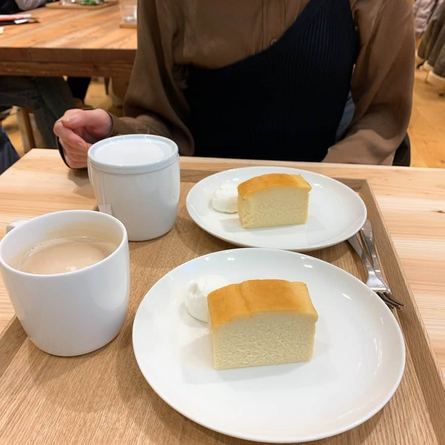 りょうくんグルメさんのインスタグラム写真 - (りょうくんグルメInstagram)「【新宿　cafe&mealMUJI】 極厚チーズケーキ！！！ ㅤㅤㅤㅤㅤㅤㅤㅤㅤㅤㅤㅤㅤ 🏠#新宿　#cafemuji 🚶‍♂️新宿駅徒歩4分 📖チーズケーキ(¥450)×2 紅茶(¥280)→ドリンクセット(¥200) チャイ(¥400)  めちゃくちゃずっしりしっとり濃厚。 かたい！ぶあつい！これ求めてたやつ！ しっとり感も最高〜 フォーク入れるとずしっとなるかたさ ホイップがしっかり甘くて軽いのにおいしい！ ㅤㅤㅤㅤㅤㅤㅤㅤㅤㅤㅤㅤㅤ  席数多くて店内かなり広い。 おしゃべりしやすい！ お一人様でも行きやすいし、無印の雰囲気で作られてるからめっちゃオシャレ！  ご飯もスイーツもある！ 選べる4品デリセットが1000円だしほんとに美味しそう！ 年齢問わず女性一人で来れるからまじでオススメ！ ㅤㅤㅤㅤㅤㅤㅤㅤㅤㅤㅤㅤㅤ 宇治抹茶のケーキもあって美味しそう。 (サイズ感は小さそう)  コーヒーとかのドリンクも値段安くて全体的にコスパいい。 普通にスタバとか行くならここで休憩する方いいよ！  スイーツ単品で注文してる人もいたからドリンクなしでもいいなんてリーズナブル〜  ご飯とスイーツ両方食べてる人も多かった！  前後に無印で買い物できるのも最高〜 男性客も1、2割くらいいたけど清潔感ある感じの人たち〜  ここ超好き！ 一緒にいた友達もここのお店りょうくんっぽい〜って言ってた！ ゆっくり読書してる人もいた  チーズケーキも食べ終わったあとほんとうまかったーって何回も言うほど！ 超超超オススメ！  ピカデリーのところにあるよ〜 レシート見て気づいたけど、コーヒー紅茶黒豆茶、ルイボスティーはスイーツとセットなら200円になるみたい！ プリンもすごく人気だよ〜  ㅤㅤㅤㅤㅤㅤㅤㅤㅤㅤㅤㅤㅤ 追記 チーズケーキの形が普通の三角の日もあるみたい。 ⠀ 住所 東京都新宿区新宿3-15-15 新宿ピカデリー B1  営業時間11:00〜21:00  130席」12月10日 23時15分 - uryo1113