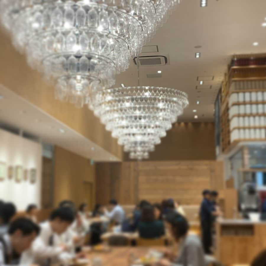 りょうくんグルメさんのインスタグラム写真 - (りょうくんグルメInstagram)「【新宿　cafe&mealMUJI】 極厚チーズケーキ！！！ ㅤㅤㅤㅤㅤㅤㅤㅤㅤㅤㅤㅤㅤ 🏠#新宿　#cafemuji 🚶‍♂️新宿駅徒歩4分 📖チーズケーキ(¥450)×2 紅茶(¥280)→ドリンクセット(¥200) チャイ(¥400)  めちゃくちゃずっしりしっとり濃厚。 かたい！ぶあつい！これ求めてたやつ！ しっとり感も最高〜 フォーク入れるとずしっとなるかたさ ホイップがしっかり甘くて軽いのにおいしい！ ㅤㅤㅤㅤㅤㅤㅤㅤㅤㅤㅤㅤㅤ  席数多くて店内かなり広い。 おしゃべりしやすい！ お一人様でも行きやすいし、無印の雰囲気で作られてるからめっちゃオシャレ！  ご飯もスイーツもある！ 選べる4品デリセットが1000円だしほんとに美味しそう！ 年齢問わず女性一人で来れるからまじでオススメ！ ㅤㅤㅤㅤㅤㅤㅤㅤㅤㅤㅤㅤㅤ 宇治抹茶のケーキもあって美味しそう。 (サイズ感は小さそう)  コーヒーとかのドリンクも値段安くて全体的にコスパいい。 普通にスタバとか行くならここで休憩する方いいよ！  スイーツ単品で注文してる人もいたからドリンクなしでもいいなんてリーズナブル〜  ご飯とスイーツ両方食べてる人も多かった！  前後に無印で買い物できるのも最高〜 男性客も1、2割くらいいたけど清潔感ある感じの人たち〜  ここ超好き！ 一緒にいた友達もここのお店りょうくんっぽい〜って言ってた！ ゆっくり読書してる人もいた  チーズケーキも食べ終わったあとほんとうまかったーって何回も言うほど！ 超超超オススメ！  ピカデリーのところにあるよ〜 レシート見て気づいたけど、コーヒー紅茶黒豆茶、ルイボスティーはスイーツとセットなら200円になるみたい！ プリンもすごく人気だよ〜  ㅤㅤㅤㅤㅤㅤㅤㅤㅤㅤㅤㅤㅤ 追記 チーズケーキの形が普通の三角の日もあるみたい。 ⠀ 住所 東京都新宿区新宿3-15-15 新宿ピカデリー B1  営業時間11:00〜21:00  130席」12月10日 23時15分 - uryo1113