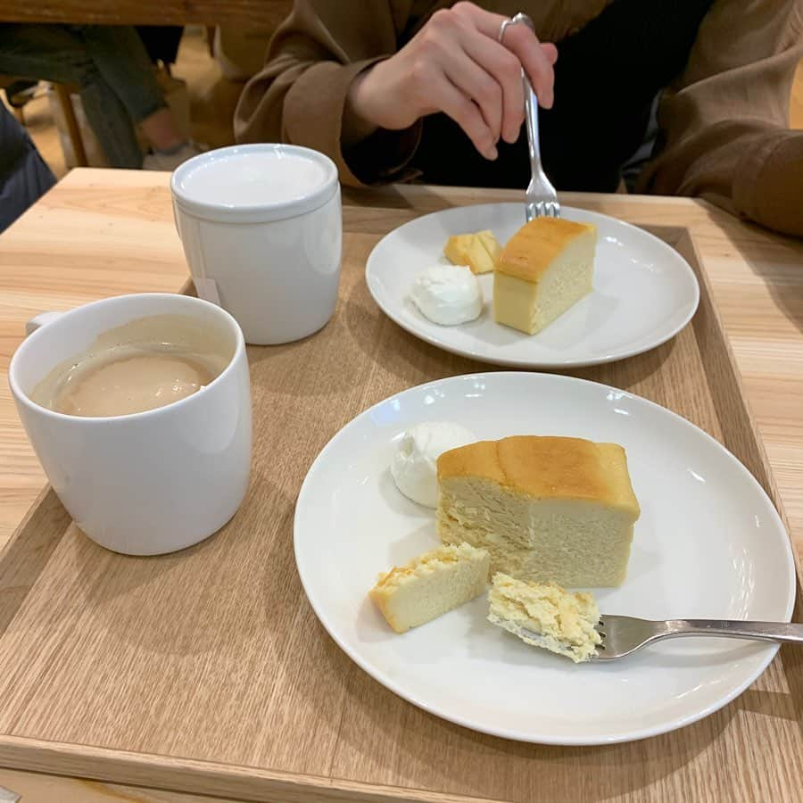 りょうくんグルメさんのインスタグラム写真 - (りょうくんグルメInstagram)「【新宿　cafe&mealMUJI】 極厚チーズケーキ！！！ ㅤㅤㅤㅤㅤㅤㅤㅤㅤㅤㅤㅤㅤ 🏠#新宿　#cafemuji 🚶‍♂️新宿駅徒歩4分 📖チーズケーキ(¥450)×2 紅茶(¥280)→ドリンクセット(¥200) チャイ(¥400)  めちゃくちゃずっしりしっとり濃厚。 かたい！ぶあつい！これ求めてたやつ！ しっとり感も最高〜 フォーク入れるとずしっとなるかたさ ホイップがしっかり甘くて軽いのにおいしい！ ㅤㅤㅤㅤㅤㅤㅤㅤㅤㅤㅤㅤㅤ  席数多くて店内かなり広い。 おしゃべりしやすい！ お一人様でも行きやすいし、無印の雰囲気で作られてるからめっちゃオシャレ！  ご飯もスイーツもある！ 選べる4品デリセットが1000円だしほんとに美味しそう！ 年齢問わず女性一人で来れるからまじでオススメ！ ㅤㅤㅤㅤㅤㅤㅤㅤㅤㅤㅤㅤㅤ 宇治抹茶のケーキもあって美味しそう。 (サイズ感は小さそう)  コーヒーとかのドリンクも値段安くて全体的にコスパいい。 普通にスタバとか行くならここで休憩する方いいよ！  スイーツ単品で注文してる人もいたからドリンクなしでもいいなんてリーズナブル〜  ご飯とスイーツ両方食べてる人も多かった！  前後に無印で買い物できるのも最高〜 男性客も1、2割くらいいたけど清潔感ある感じの人たち〜  ここ超好き！ 一緒にいた友達もここのお店りょうくんっぽい〜って言ってた！ ゆっくり読書してる人もいた  チーズケーキも食べ終わったあとほんとうまかったーって何回も言うほど！ 超超超オススメ！  ピカデリーのところにあるよ〜 レシート見て気づいたけど、コーヒー紅茶黒豆茶、ルイボスティーはスイーツとセットなら200円になるみたい！ プリンもすごく人気だよ〜  ㅤㅤㅤㅤㅤㅤㅤㅤㅤㅤㅤㅤㅤ 追記 チーズケーキの形が普通の三角の日もあるみたい。 ⠀ 住所 東京都新宿区新宿3-15-15 新宿ピカデリー B1  営業時間11:00〜21:00  130席」12月10日 23時15分 - uryo1113