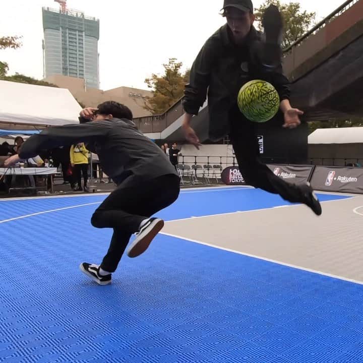 のインスタグラム：「me & @shu_ffle doing halftime show for #hoopbattle 🔥🔥 #yoyo & #freestylebasketball collab!! everything unite under music(((🌏))) 少し前ですが、あまり見ない組み合わせ #ヨーヨー と #フリースタイルバスケ のコラボショーっ！⛹️‍♂️💨💨💨 #dollynoire」
