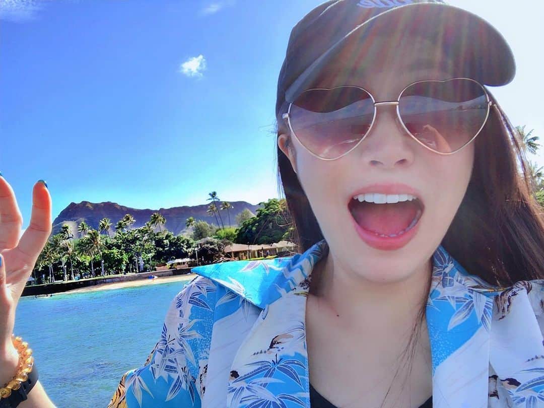のインスタグラム：「🌈ALOHA🌈﻿ アロハストリートでのアロハ萌え連載ふっかつ記念ってことで、ハワイのインスタ記事続いてます。﻿ このハートのサングラス質問もらったんだけど、アラモアナのマーシャルズで１５ドルぐらいだった。﻿ 軽くてつけ心地もいいです。﻿ ﻿ で、ごらああああああ。﻿ 私、いきなりDMしてきた全く知らない人と飲みもしなければ、会って遊んだりもしないし、突然冗談っぽいふりでいやらしいこと言ってきてもキャッキャするわけないだろやめろごらあああああ。﻿ ﻿ そして、今ハワイですか遊びましょうとか、今ハワイじゃないし、そうだったとしてもそんなん一度も会ったことない知らない男の人達といきなり遊ぶわけないですごらあああああああ。﻿ ﻿ どいつもこいつも、かずうちゃ当たるとおもうなごらああああああ。﻿ ﻿ というお知らせでした。﻿ ﻿ #hawaii #oahu #hawaiitrip #waikiki #hawaii2019 #honolulu #hawaiistagram #beach #alohastreet #アロハ萌え #ハワイ #ハワイ旅  #ワイキキ #ビーチ﻿」