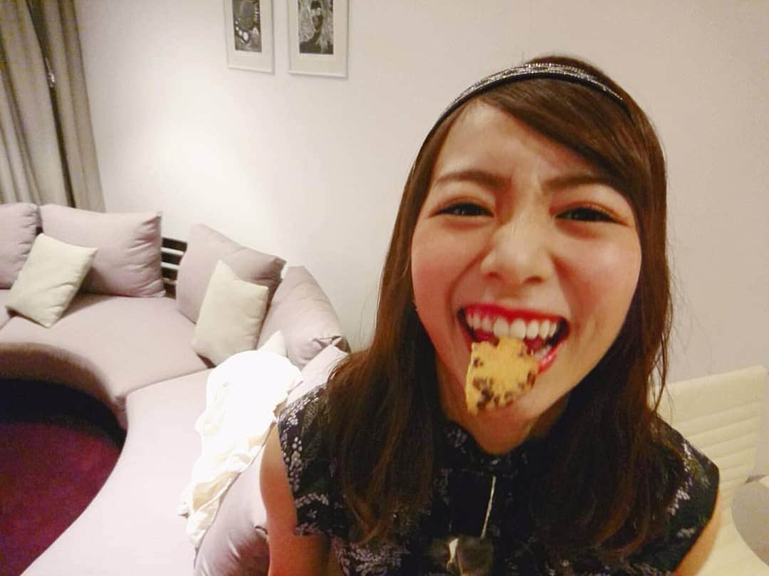 堀未央奈のインスタグラム：「@nogizaka46_world クッキー🍪を半分こ🥰☺️🤤 楽しそう☺笑  #乃木坂46 #堀北 #堀北コンビ #北野日奈子 #堀未央奈 撮影 #ニューカレドニア #カチューシャ #お揃い ❤ #乃木坂世界旅 #今野さんほっといてよ！ #byみおな https://www.instagram.com/p/B54jhrrgvY9/ #HoriMiona #みおな #乃木坂46 #Nogizaka46 #2期生 #岐阜県 #東京」