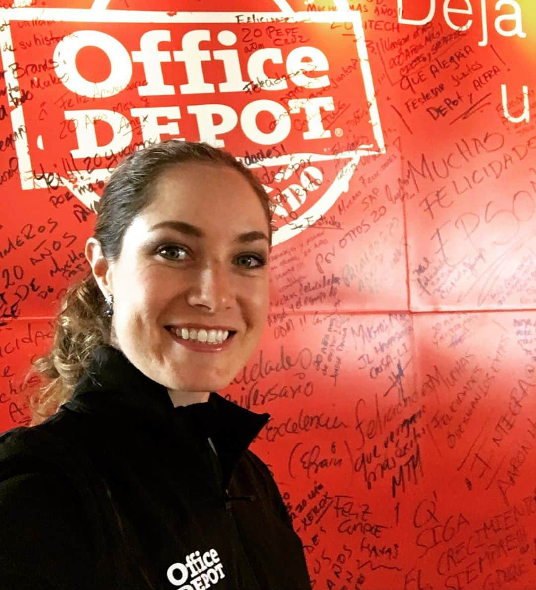 アレハンドラ・ジャネサさんのインスタグラム写真 - (アレハンドラ・ジャネサInstagram)「Ayer tuve el honor de visitar la casa de mi gran patrocinador @office_depotmex ! ❤️ les agradezco el apoyo durante estos años y vamos por más! lo mejor está por venir 👊 #vamos #sisepuede #siesofficeesdepot」12月10日 23時31分 - alellaneza