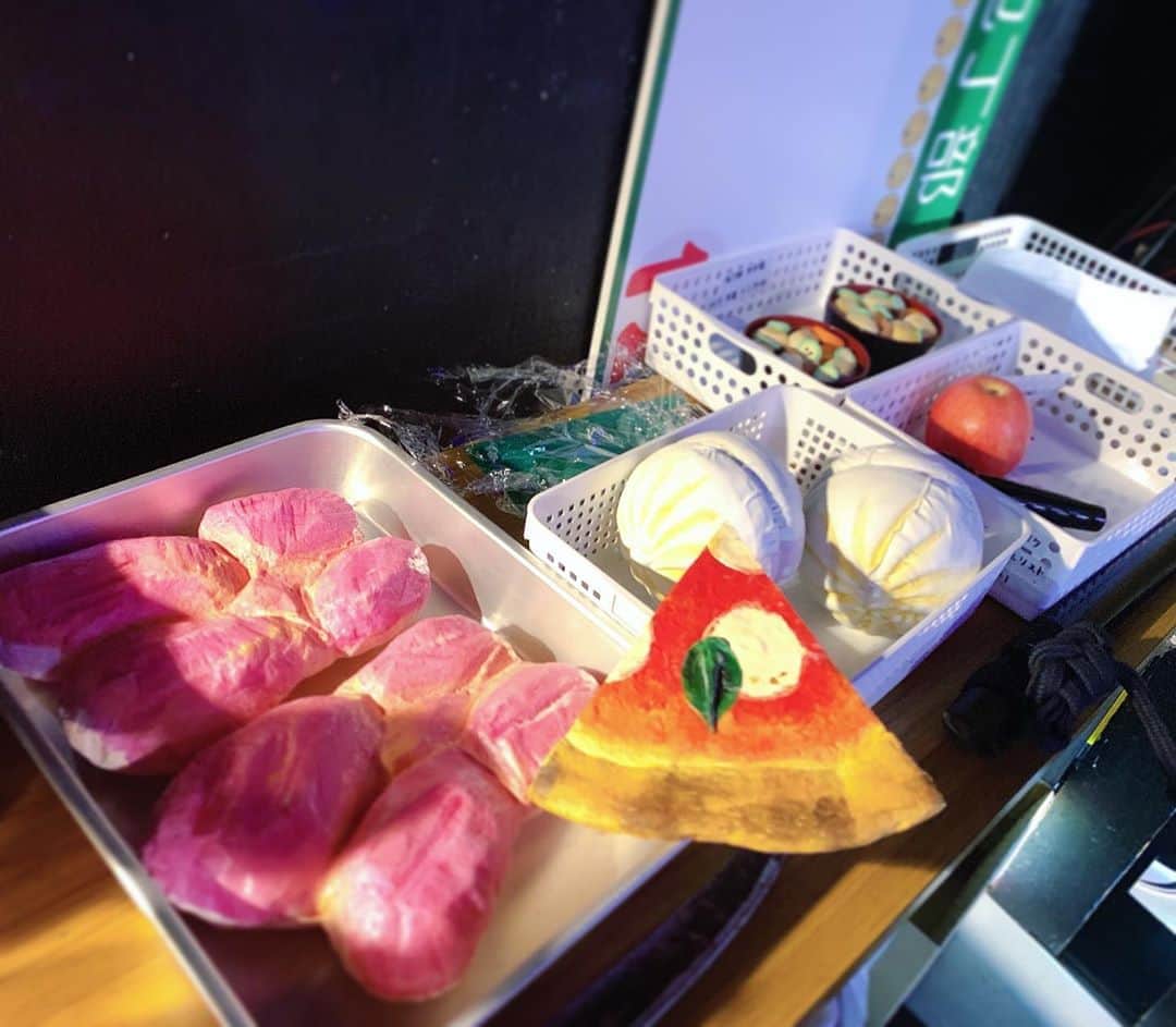 三倉茉奈さんのインスタグラム写真 - (三倉茉奈Instagram)「舞台袖にはいろんな食べ物がありました。 見た目も質感もリアルすぎてお腹が空く小道具の数々。 #放課後の厨房男子 #ピザ #鶏むね肉 #肉まん #りんご #芋煮」12月10日 23時37分 - mana_mikura_official