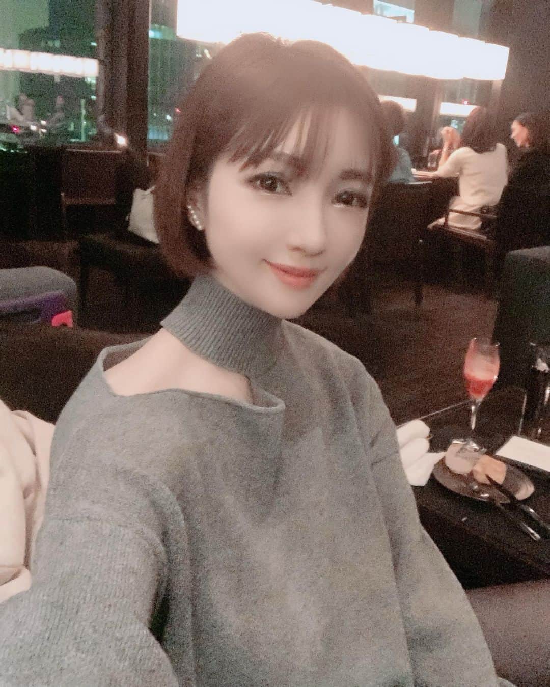 のインスタグラム：「可愛くて着やすくて 気づけば色んなシーンで着てる @7things.official - こんなカジュアルな感じ好き💓 - ワンショルのニットトップス🧶 私はミニワンピとして着てます💓 - #casual #knit #fashion」