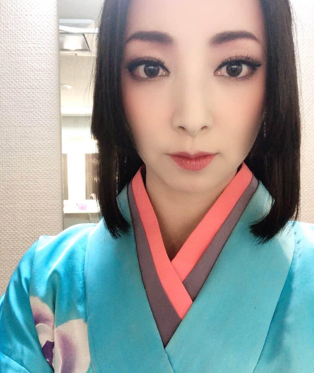 白羽ゆりのインスタグラム：「伏姫玉梓  これぞ挑戦という役に巡り合えました！本当に楽しかった。  こんな風に新しい景色が見えるとは思っていなかったので、千秋楽の日を迎えた時は充実感と達成感でいっぱいでした。  たくさんの優しさに恵まれた時間でもありました。  写真は、中野ゼロの舞台稽古の写真なので、少しお化粧が違うのですが、伏姫玉梓です。(伏姫の襟元反転です。) たくさんの応援ありがとうございました💕」
