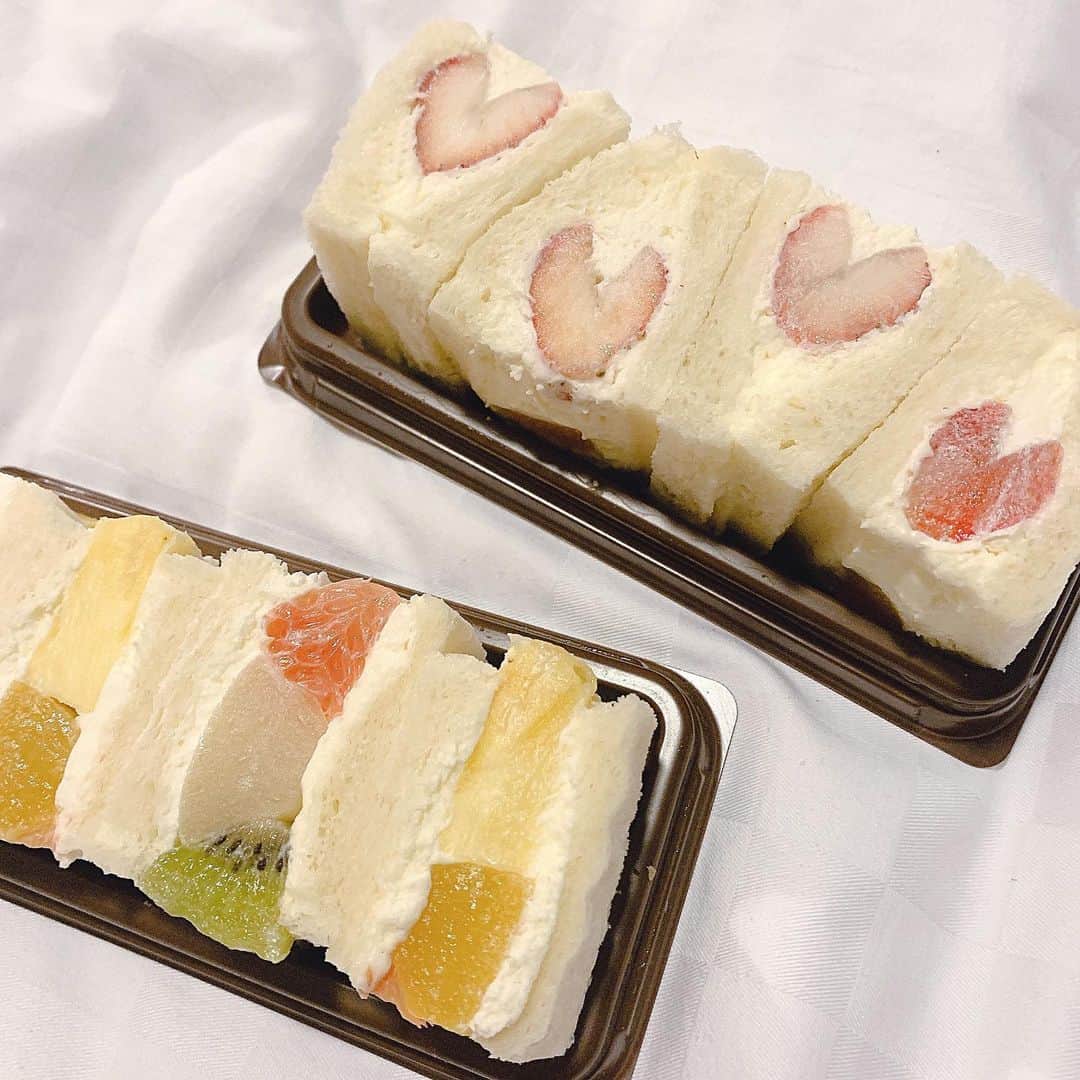 廣川奈々聖さんのインスタグラム写真 - (廣川奈々聖Instagram)「．#ななせのフルーツサンド記録 🐶🍞💞﻿ ﻿ ﻿ きょう紹介するのは﻿ 葉月のご家族からの差し入れで頂いた﻿ 兵庫の有名なパン屋さん﻿ #イスズベーカリー のフルーツサンド！﻿ ﻿ これめっちゃ美味しかった〜！﻿ ﻿ ﻿ ﻿ ﻿ ﻿ 一つ一つのサンドイッチは小ぶりに見えるかもだけど、フルーツぜんぶ大きくてゴロゴロ入ってて満足感たっぷりです﻿ ﻿ 断面も100点( ˘ᵕ˘ )﻿ ﻿ ハートのいちごかわいいよね🍓♡﻿ ﻿ ﻿ ﻿ ﻿ それから﻿ 時間が経った次の日の朝に食べても﻿ パンが美味しかったのもすごかった〜！🥺﻿ ﻿ ﻿ ﻿ ﻿ あとね﻿ ﻿ この表現合ってるかわからないけど﻿ 生クリームはシュガートーストみたいな甘さで﻿ すっごい癖になるよ〜(;-;)﻿ ﻿ ﻿ ﻿ ごちそうさまでした！﻿ ﻿ ﻿ ﻿ あまりの美味しさに﻿ ひとりで2パック近く食べました( ･ᴗ･ )(やばい)﻿ ﻿ ﻿ ﻿ ﻿ ・﻿ ・﻿ ・﻿ ﻿ ﻿#フルーツサンド #パン屋さん #神戸グルメ #フルーツサンド部 #サンドイッチ部 #朝食 #fruitsandwich #ごち ﻿ ﻿ ﻿」12月10日 23時43分 - nanaseven7_u_u