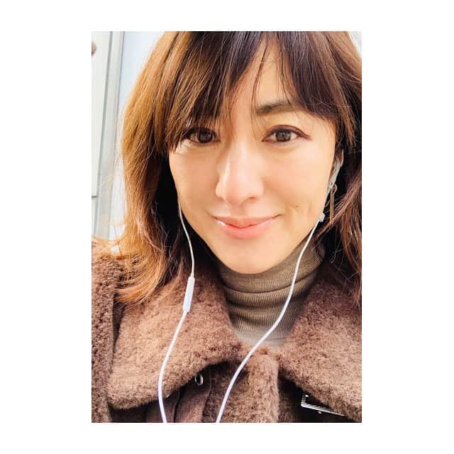 前田ゆかのインスタグラム：「今日は  イガリシノブさんプロデュース #WHOMEE フーミーでメイクしました！ ＊ クリアリップグロスが🙆‍♀️お気に入り！ イガリさん的 ぷるるんツヤリップ！ 色がなくてもツヤで立体感のあるくちびるに！ほんの少しでぷるんとしますよ♡ ＊ ウィンクファイブアイシャドウも深みのあるリッチなカラー。みずみずしく伸びがよくて色をのせると奥行きがでてドラマチックに！ ＊ ＊ 明るく新しいカラーはいつもと違う刺激を自分に与えて、マンネリから抜け出すのに最適。 アイシャドウのピグメントもかわいいデス✨✨✨✨✨ #フーミー #makeup  #イガリシノブ　さん」