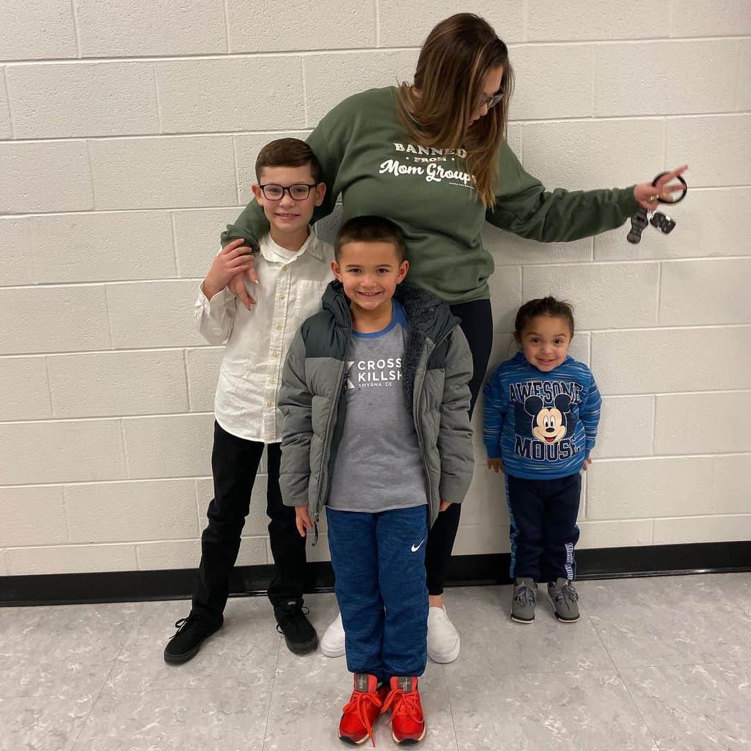 カイリン・ローリーさんのインスタグラム写真 - (カイリン・ローリーInstagram)「The first time everyone else was smiling & ready but I wasn’t. @isaacelliottr’s winter chorus concert was so cute! 🖤 sweater x @paisleyannboutique_」12月11日 0時07分 - kaillowry