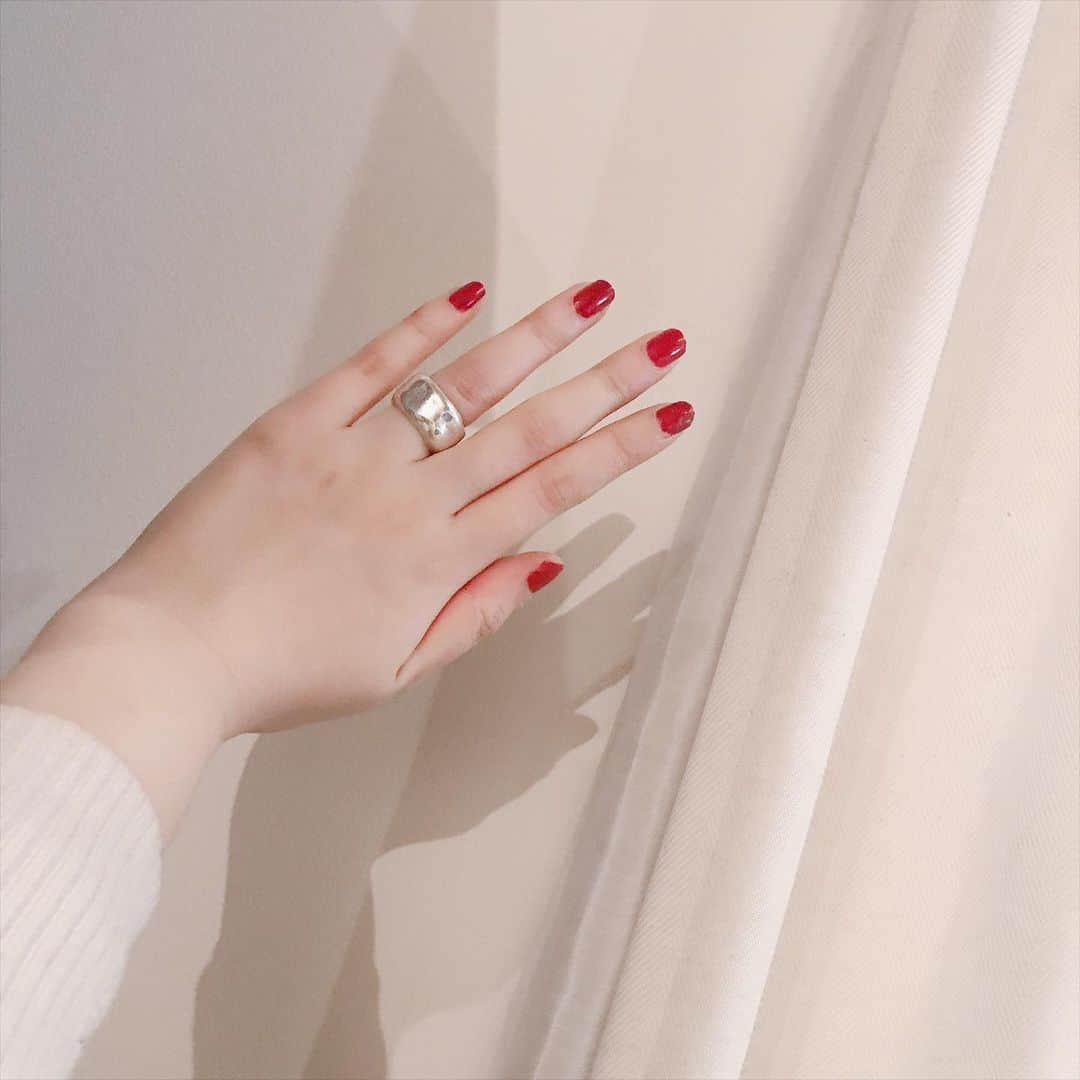 真山朔のインスタグラム：「💍 初めてシルバーリング作った！ でっかい、ぼてっとしたやつ！ 思ったより縮んで中指予定が薬指になったけど、可愛い！お気に入り！！ 難しいけど楽しかった〜」