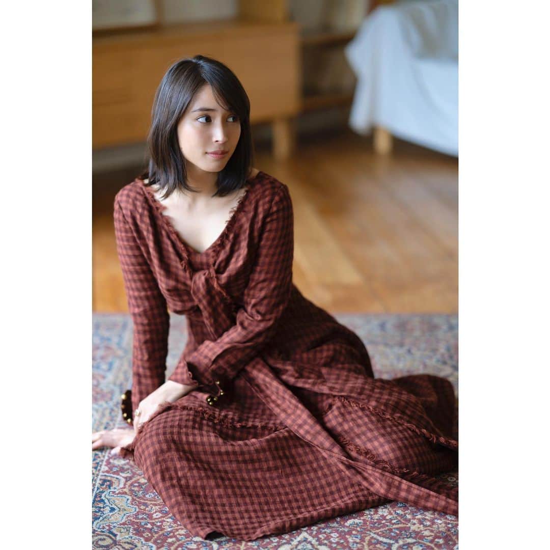 朝倉 豊のインスタグラム：「お誕生日おめでとうございます🎂🎉🍾 どんどん大人の女性になっていく姿に、 頑張っている姿に、いつも元気をもらっています。 新しい歳もまたたくさんの 素敵な出来事が訪れますように⭐️ 【月刊カメラマン　カバー／中面】 #月刊カメラマン 12月号 photo: #魚住誠一 氏 model: #広瀬アリス 氏 hairmake: @omoshita  SP thanks: @eicayoshinari  #mywork ※詳細は誌面にて」