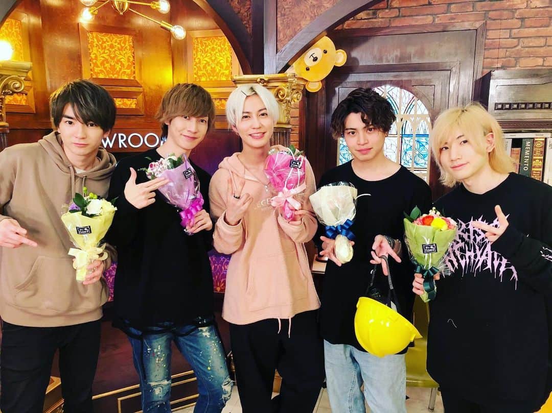 のインスタグラム：「今日はSHOWROOM最終回でした！本当にお世話になりました！いつもコメントやギフトで楽しんでくれて、支えてくれてありがとう、、！ブレスル、まだまだ頑張ります！✨」