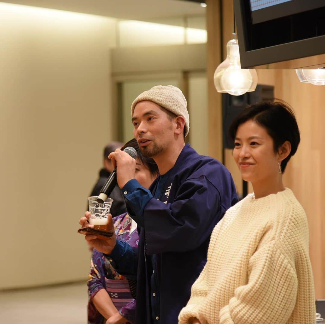 のインスタグラム：「【works】  12/9 ミッドタウン日比谷 FOOD Q Session12 「発酵」～発酵がもたらす力と豊かさの追求～  お越しくださったみなさま ありがとうございました！  発酵の勉強をはじめたときの講師であった 是友さんと再会できたこと  キッコーマンの花田さんと、発酵愛で響きあえたこと  滋賀食べる通信の林さんと、鮒鮨の飯の話で盛り上がったこと  わたしの発酵道の始まりでもある  寺田本家の優さんと 出来立ての新酒で  50人くらいの参加者の皆さまと 発酵場に集えたこと  幸せな時間でした ありがとうございました。  登壇者 . ・是友 麻希 様（発酵ライフ推進協会 代表／料理研究家／発酵食文化研究家） ・花田洋一 様（キッコーマン食品（株）BOTTLE BREW企画担当） . ・田中菜月 様（発酵活動家／モデル） ・寺田 優 様（蔵元 寺田本家24代目当主） ・林 綾子 様（滋賀食べる通信編集長） . . 「FOOD Q」とは・・・ テーマに合わせた“美味しい食体験”と共に、異業種・異分野融合によって新たなビジネスの可能性を追求するイベントです。様々なテーマを掲げながら、多角的に｢食｣を見つめ直すことで、社会課題の解決やさらなる食の進化（深化）を目指します。  FOODQ SESSION 12「発酵」～発酵がもたらす力と豊かさの追求～  古代より活用されてきた発酵で私たちの食生活は支えられています。 独自の進化を遂げてきたと言われている日本には、実に様々な発酵食が存在しています。 私たちは、普段から微生物のチカラを借り、発酵という工程を経た食物を多く摂取しているのです。  発酵とは、未知なる能力であり、美味しさへの変換。 発酵とは、私たちの健康を手助けしてくれる大切な存在。 発酵とは、循環する命の営み、自然との共生。  この身近な存在である発酵を、様々な視点を持ち寄り見つめ直すことで、今後のさらなる付き合い方（活用法）を探ってみたいと思います。  本Sessionでは、発酵を活用して様々な分野でチャレンジする方々をお招きし、さらなる発酵における切り口や発酵文化、発酵を活用したビジネス展開について語り合いたいと思います。  #baseq  #ミッドタウン日比谷  #キッコーマン #寺田本家 #食べる通信  #発酵」