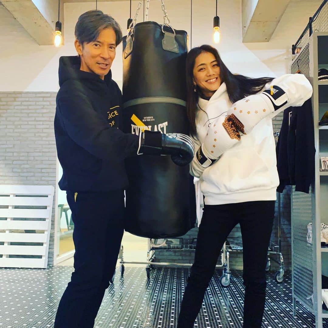 のインスタグラム：「#everlast ＃エバーラスト 🥊 ＃展示会  @hibinoya と いつもの夫婦対決 🥊🥊 🔥 @__shotaro__  章ちゃん @naoki_1970  なおきんぐ と  #boxing  #ボクシング ＃トレーニングウェア @everlast  @everlastjapan」