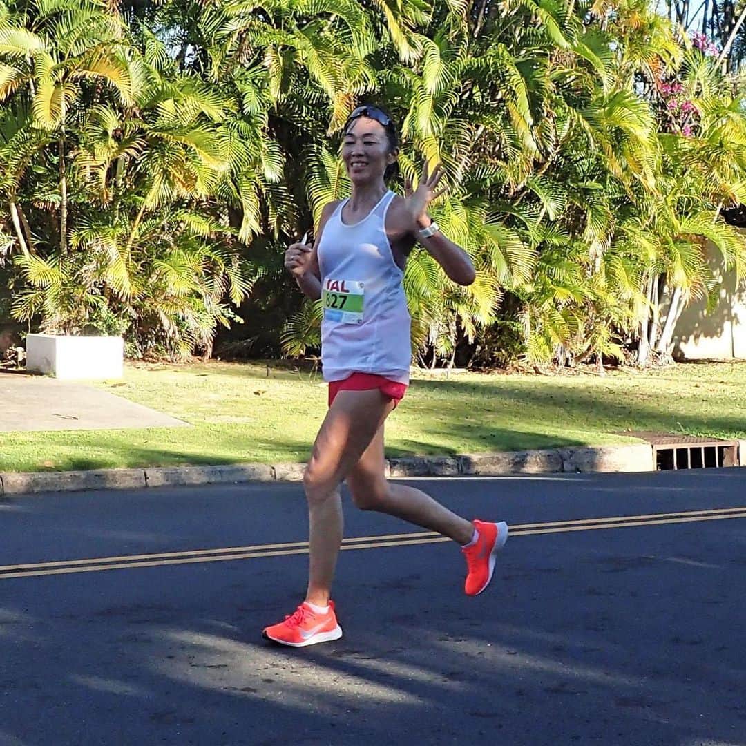 飯島寛子さんのインスタグラム写真 - (飯島寛子Instagram)「Honolulu marathon done. Thank you @ronrunnr nice pic!! 練習不足でシューズも昨年のまま！だけどノーストレスで笑顔でenjoy!! 無事に完走！(3:53 ) 今年で10回連続出場でした。私のゼッケン827 (ハニーナ) いつも私の脳裏にはある歌が流れていて心地よく、今までと違った景色が見えましたよ🤗The Lord has helped us all the way  #honolulumarathon2019 #ハワイランニング　#827」12月11日 0時26分 - hirokoiijima