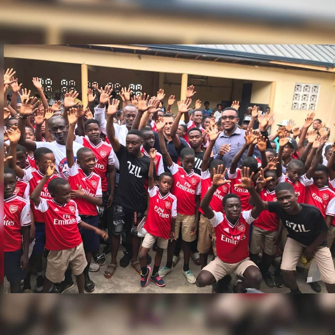 メスト・エジルさんのインスタグラム写真 - (メスト・エジルInstagram)「❤⚽ Abiriw Ozil Football Club ⚽❤ Nice to have a football club named after me in the Eastern Regional town of Abiriw in Ghana 😁🇬🇭 Glad to see you all smiling in the @arsenal & #M1Ö shirts 🙏🏼 #YaGunnersYa」12月11日 0時26分 - m10_official