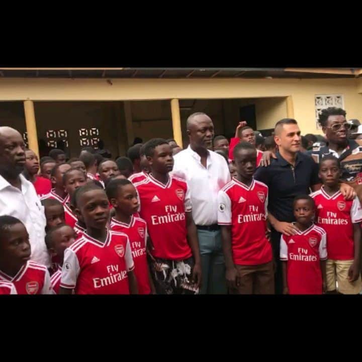 メスト・エジルのインスタグラム：「❤⚽ Abiriw Ozil Football Club ⚽❤ Nice to have a football club named after me in the Eastern Regional town of Abiriw in Ghana 😁🇬🇭 Glad to see you all smiling in the @arsenal & #M1Ö shirts 🙏🏼 #YaGunnersYa」