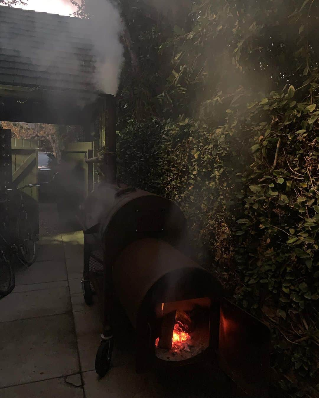 アーミー・ハマーのインスタグラム：「Early morning smoking with my sous-chef. What he lacks in attention span and upper body strength, he makes up for in enthusiasm.」