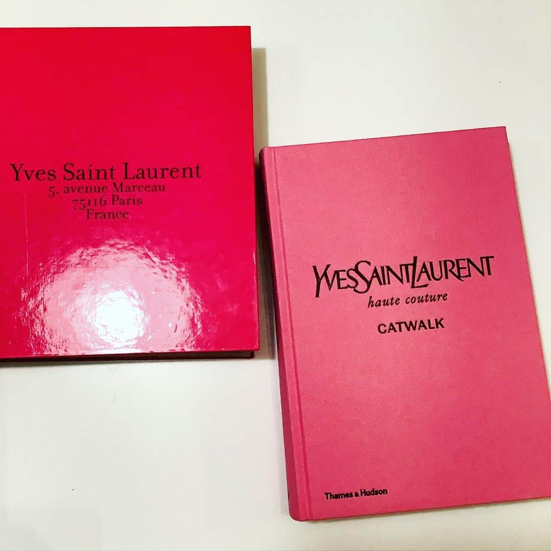 丸山敬太さんのインスタグラム写真 - (丸山敬太Instagram)「大人になって、自分の技術や審美眼が もっともっと成熟したら、こんな風な服が創れるようになるんだと 思ってた。  全く創れないし、もしかしたら、創れても、必要とされないのかもとちょっと寂しくなったり。  ノスタルジーなんだとしても、やっぱり彼の創る世界は素敵で、憧れる。  自分なりの自分の世界をもっと磨きあげれば、きっと何かしらが見えてくるんだと信じたい。  ページをめくるたびに、溜息。」12月11日 0時32分 - keitamaruyama