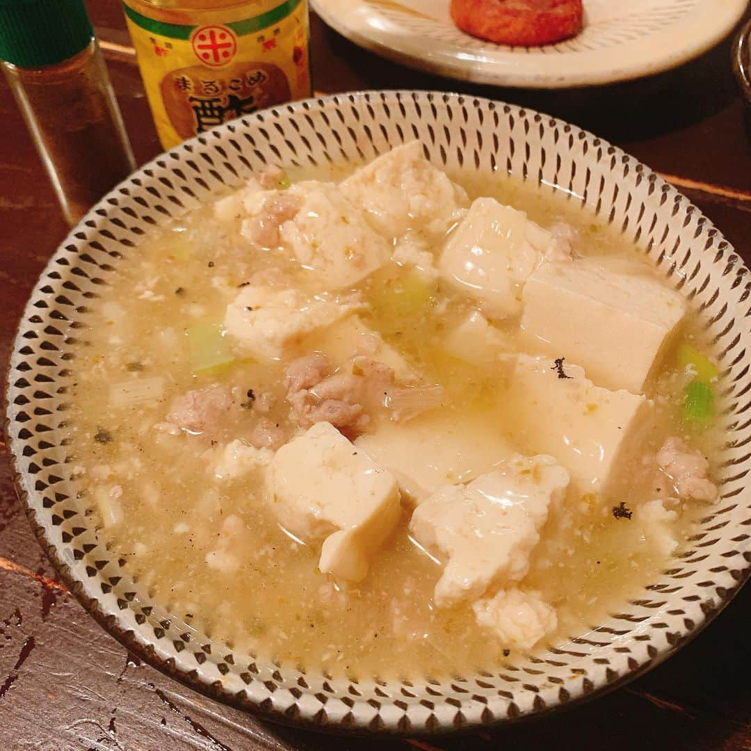 森田真結子さんのインスタグラム写真 - (森田真結子Instagram)「離の白い麻婆豆腐が好きで好きでたまらんのじゃ。 ハラミ丼と、もずく天(の中にスパムが入ってる)の罪深さを、写真で伝われ、、、って思ってる。 #沖縄グルメ #沖縄料理」12月11日 0時45分 - mayodarts