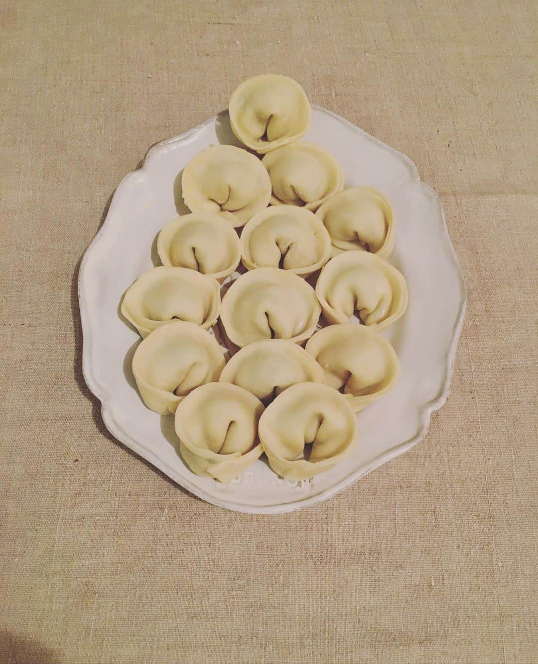 のインスタグラム：「水餃子の可愛さに震える夜、エミはまだ49歳だからですこんばんは。  コリアンダーシードを摺るだとか、香菜の根っこを刻むだとか、まあまあ手間のかかるお料理は、毎日するのがなかなか難しいんですが、時々時間のある夜は、ちょっとだけ凝ったものを、時間忘れて作るのが私の趣味なんですね。  鎌倉 邦栄堂の水餃子の皮を頂くという幸せにて、今夜は、馬告と越中くずきり入りスープ餃子。  スープはシンプルに干し椎茸の戻し汁と鶏ガラをベースに、ニョクマムで味を整えて、台湾のスパイス馬告を加えました。友達の台湾土産なのですが、まるでレモングラスのエッセンスをぎゅっと丸めたような、一見黒胡椒にしか見えない爽やかな風味のスパイス。  水餃子のタネは鷄ひき半パック、香菜の根っこ2株、塩揉み白菜、生姜、にんにく、青ねぎ、コリアンダーシード、白胡椒、酒、ニョクマム、ごま油をよく混ぜて。  邦栄堂の皮がまるで生き物。ふかふかして包む指先が気持ちいい。美味しい小麦生地って生きてるんだなぁ。そしてこのカタチ♡いわゆる水餃子包みですけど、本当に可愛い😍  出来上がったスープとの相性もバッチリで、これは美味しかった。ちなみに私は、越中くずきりが大好き。本くずきりは扱いがちょっとめんどうなんですけど、実際に使ってみると、水戻し時間が短くてもぜんぜん問題ないとわかってから常備して、スープやすき焼き、煮物にも入れて楽しんでいます。  #猫沢飯　#猫沢銘品」