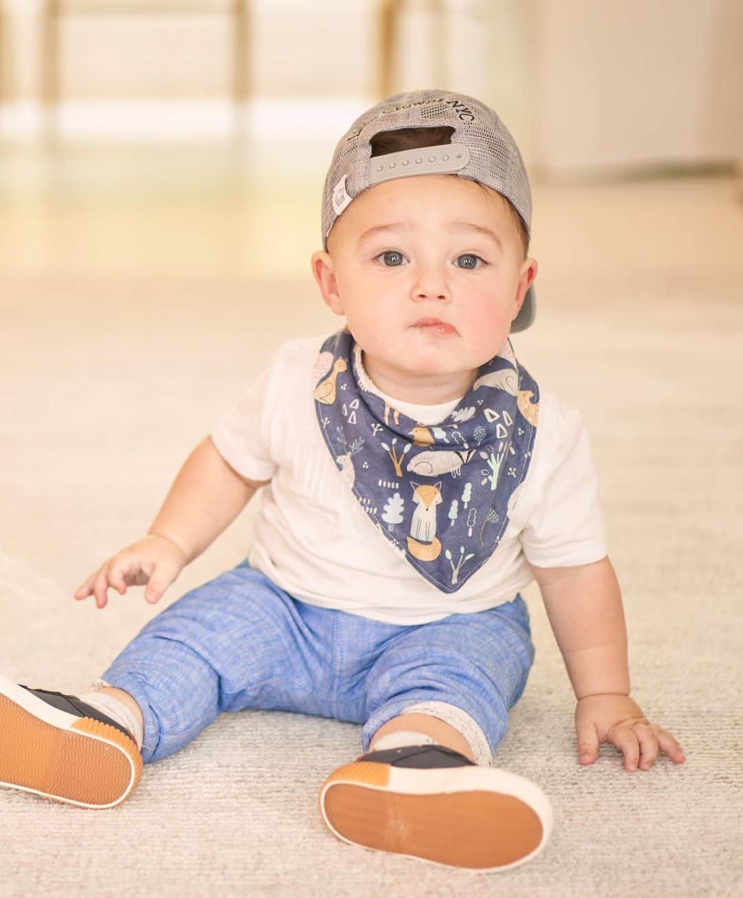 クレア・ホルトのインスタグラム：「Do you think he’ll like me more than his dad if I gift my account to him?」