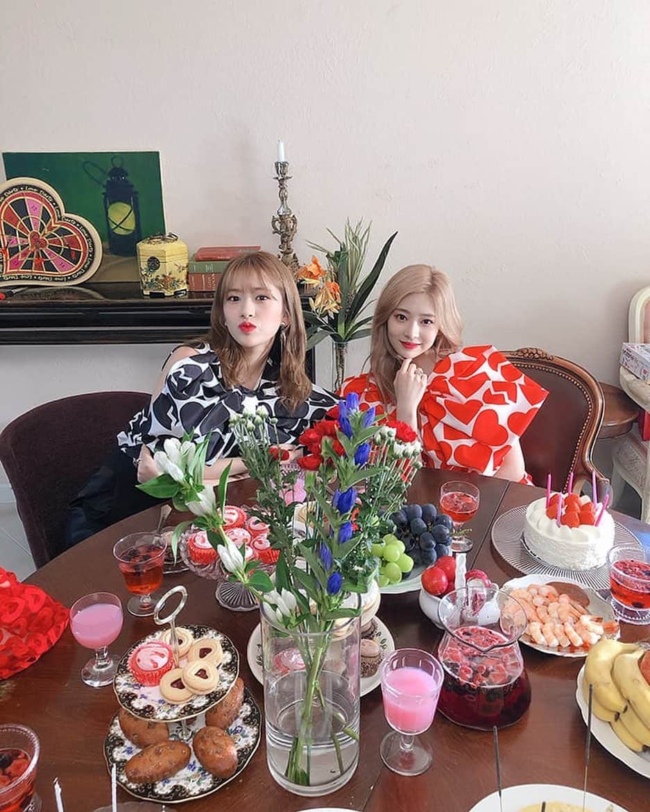 のインスタグラム：「… #IZONE #아이즈원 #アイズワン #yujin #안유진 #ユジン #minju #김민주 #ミンジュ #bis」