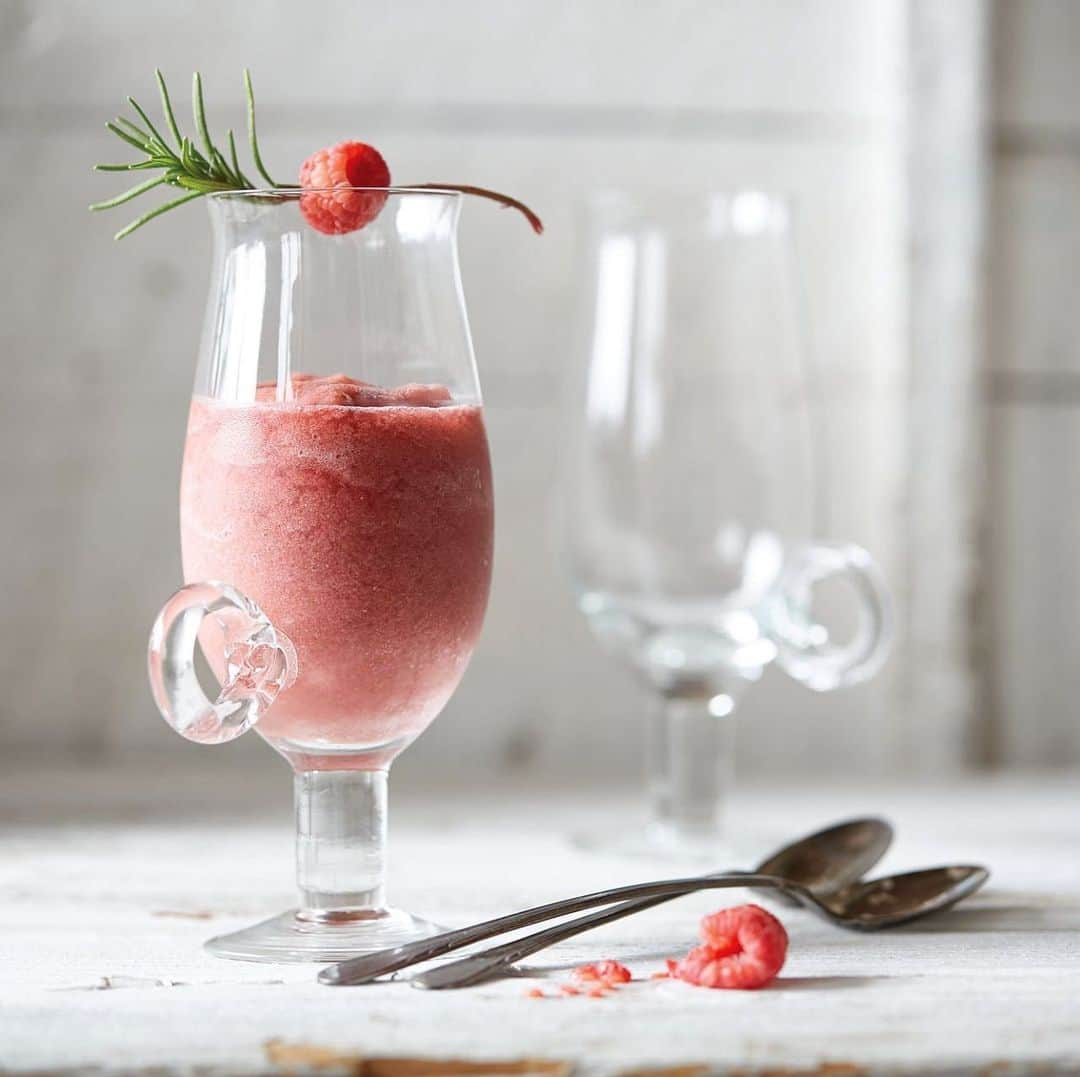 Vitamix Global Headquarters Real foodさんのインスタグラム写真 - (Vitamix Global Headquarters Real foodInstagram)「'Tis the season for holiday-inspired smoothies!⛄️ • Check out more holiday-themed drinks in our IG story OR head to our link in bio for this delish 'Tis the Season smoothie recipe!❄ • #recipe #vitamix #holiday #smoothie #myvitamix」12月11日 0時57分 - vitamix