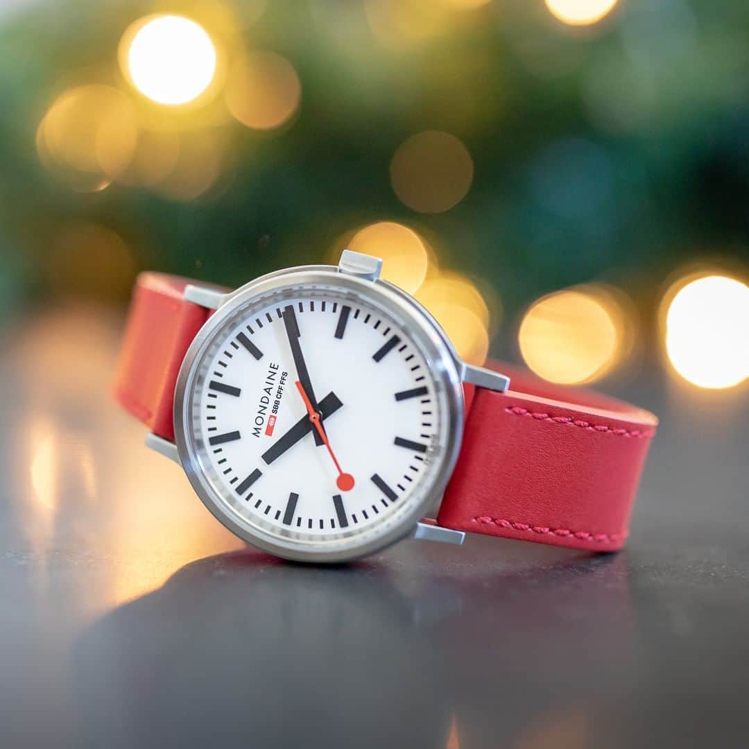 モンディーンさんのインスタグラム写真 - (モンディーンInstagram)「Share your moment with Mondaine. What makes the holiday season so special for you? #HolidaySeason #Gifting #GiftIdeas #GiftsForHer #GiftsForHim #Mondaine #SwissWatch #Style #Timepiece #SwissRailways #StationClock #stop2go」12月11日 1時01分 - mondaine_watch
